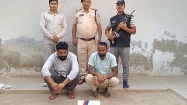 सीआईए स्टाफ-2 भिवानी ने कोरियर के माध्यम से गुजरात में अंग्रेजी शराब तस्करी करने के मामले में दो आरोपियों को किया गिरफ्तार, 72 बोतल अंग्रेजी शराब बरामद
भिवानी
पुलिस अधीक्षक भिवानी सुमित कुमार भा०पु०से० के द्वारा जिला पुलिस को शराब तस्करी में शामिल आरोपियों को गिरफ्तार कर उनके विरुद्ध प्रभावी कानूनी कार्रवाई करते हुए अवैध शराब तस्करी पर अंकुश लगाने के निर्देश दिए गए थे। इन्हीं निर्देशों के तहत कार्रवाई करते हुए सीआईए स्टाफ -2 भिवानी ने कोरियर के माध्यम से अंग्रेजी शराब गुजरात भेजने के मामले में दो आरोपियों को गिरफ्तार करने में सफलता हासिल की है।
सीआईए स्टाफ -2 भिवानी इंचार्ज उप निरीक्षक दशरथ कुमार के नेतृत्व वाली टीम के मुख्य सिपाही पवन कुमार अपनी टीम के साथ गश्त व पड़ताल ड्यूटी के दौरान बस अड्डा कलिंगा में मौजूद थे। इसी दौरान पुलिस टीम को विश्वसनीय सूत्रों से सूचना प्राप्त हुई कि गांव में दो व्यक्ति शराब की पैकिंग कर फर्जी बिल्टी बनाकर शराब भेजने की फिराक में हैं सूचना की गंभीरता को देखते हुए पुलिस टीम ने बताए गए स्थान पर एक घर में रेड की, जहां से दो व्यक्तियों को अंग्रेजी शराब की पैकिंग करते हुए गिरफ्तार किया गया।
*गिरफ्तार किए गए आरोपियों की पहचान वीरेंद्र उर्फ लालू पुत्र चंद्रहंस निवासी लोहानी तथा रविंद्र उर्फ रॉबिन पुत्र राजेंद्र निवासी कलिंगा के रूप में हुई है।*
पुलिस टीम ने मौके से फर्जी बिल्टी तथा 72 बोतल अंग्रेजी शराब बरामद की है। आरोपियों के विरुद्ध आबकारी अधिनियम के तहत थाना सदर भिवानी में अभियोग दर्ज कर कार्रवाई अमल में लाई गई।
पुलिस टीम द्वारा दोनों आरोपियों को माननीय न्यायालय में पेश किया गया, जहां से माननीय न्यायालय ने आरोपी वीरेंद्र को जिला कारागार भेजने के आदेश दिए, जबकि आरोपी रविंद्र को एक दिन के पुलिस रिमांड पर लिया गया।
रिमांड अवधि के दौरान पूछताछ में आरोपी रविंद्र ने बताया कि वे अधिक मुनाफा कमाने के उद्देश्य से ठेके से शराब की पेटियां खरीदकर उन्हें दूसरी पेटियों में पैक करते थे और कोरियर के माध्यम से गुजरात भेज देते थे। आरोपी वीरेंद्र शराब की पेटियों को गाड़ी में लेकर गुरुग्राम व बहादुरगढ़ से कोरियर करवाता था। शराब बेचने से प्राप्त राशि को दोनों आपस में बांट लेते थे।
रिमांड अवधि पूर्ण होने के बाद आरोपी रविंद्र को आज पुनः माननीय न्यायालय में पेश किया गया, जहां से उसे जिला कारागार भेजने के आदेश दिए गए। मामले में अन्य आरोपियों की गिरफ्तारी के प्रयास जारी हैं, जिन्हें शीघ्र गिरफ्तार किया जाएगा।
— पुलिस प्रवक्ता, भिवानी।।