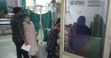 डिंडौरी में सनसनी: युवक ने खुद पर पेट्रोल डालकर लगाई आग, 75 प्रतिशत झुलसा, जबलपुर रेफर
मध्यप्रदेश के डिंडौरी जिला मुख्यालय में बुधवार को एक हृदयविदारक घटना सामने आई, जिसने पूरे क्षेत्र को स्तब्ध कर दिया। सिटी कोतवाली थाना क्षेत्र के वार्ड क्रमांक-1 निवासी 35 वर्षीय परसराम वनवासी ने अज्ञात कारणों के चलते अपने शरीर पर पेट्रोल डालकर आग लगा ली। घटना में वह गंभीर रूप से झुलस गया।
प्रत्यक्षदर्शियों के अनुसार आग लगते ही क्षेत्र में अफरा-तफरी मच गई। स्थानीय लोगों एवं परिजनों ने तत्काल आग बुझाकर युवक को जिला अस्पताल डिंडौरी पहुंचाया। चिकित्सकों ने प्राथमिक उपचार के बाद बताया कि युवक लगभग 75 प्रतिशत तक झुलस चुका है और उसकी स्थिति अत्यंत गंभीर बनी हुई है। बेहतर उपचार के लिए उसे मेडिकल कॉलेज जबलपुर रेफर किया गया है।
घटना की सूचना मिलते ही सिटी कोतवाली पुलिस मौके पर पहुंची और जांच प्रारंभ कर दी। पुलिस अधिकारियों ने बताया कि घटना के कारणों का पता लगाने के लिए परिजनों एवं आसपास के लोगों से पूछताछ की जा रही है। फिलहाल आत्मघाती कदम उठाने के पीछे की वजह स्पष्ट नहीं हो सकी है।
परिजनों का कहना है कि परसराम लंबे समय से अत्यधिक शराब सेवन का आदी था। हालांकि पुलिस अभी किसी निष्कर्ष पर नहीं पहुंची है और सभी संभावित पहलुओं को ध्यान में रखते हुए जांच कर रही है।
इस घटना ने जिलेभर में चिंता का माहौल पैदा कर दिया है। परसराम की हालत गंभीर बनी हुई है और उसका इलाज जबलपुर में जारी है। पुलिस मामले की विस्तृत जांच में जुटी हुई है।
#DindoriNews #BreakingNews #MadhyaPradesh #Dindori #Jabalpur #CrimeNews #ViralNews #LatestUpdate #MPNews #NationalNews #HindiNews #TrendingNews #PublicAlert #NewsHeadlines #BreakingMPNews
