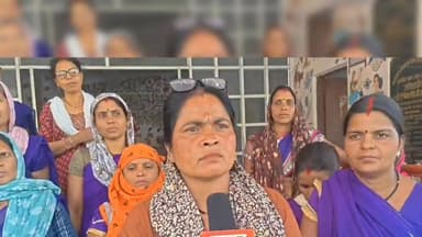 "आशा कार्यकर्ताओं ने फिर भरी हुंकार: समय पर भुगतान और सम्मानजनक मानदेय की उठी मांग"
मैदान में उतरी आशा-ऊषा एवं पर्यवेक्षक
प्रदेशव्यापी प्रदर्शन के माध्यम से मुख्यमंत्री के नाम सौंपा ज्ञापन, वेतन वृद्धि सहित नौ सूत्रीय रखी मांगे
डिंडौरी राष्ट्रीय स्वास्थ्य मिशन (एनएचएम) के अंतर्गत कार्यरत आशा, ऊषा एवं आशा पर्यवेक्षकों ने अपनी लंबित मांगों को लेकर प्रदेशव्यापी प्रदर्शन करते हुए मुख्यमंत्री डॉ. मोहन यादव एवं मिशन संचालक, राष्ट्रीय स्वास्थ्य मिशन के नाम ज्ञापन सौंपा। आशा-ऊषा-आशा पर्यवेक्षक एकता यूनियन (सीटू) ने प्रोत्साहन राशि के नियमित भुगतान, वेतन वृद्धि तथा कार्य परिस्थितियों में सुधार की मांग करते हुए सरकार से शीघ्र हस्तक्षेप की अपील की है।
यूनियन का आरोप है कि प्रदेशभर में आशा एवं आशा पर्यवेक्षकों को मिलने वाली प्रोत्साहन राशि का भुगतान कई बार महीनों तक लंबित रहता है तथा भुगतान में कटौती की शिकायतें भी लगातार सामने आती रही हैं। संगठन का कहना है कि भुगतान प्रक्रिया में पारदर्शिता नहीं होने से कार्यकर्ताओं को यह जानकारी तक नहीं मिल पाती कि उनके खाते में कितनी राशि स्वीकृत हुई और कितनी राशि का भुगतान किया गया।
ज्ञापन में मांग की गई है कि आशा एवं पर्यवेक्षकों को प्रत्येक माह की 5 तारीख तक बिना किसी कटौती के नियमित भुगतान सुनिश्चित किया जाए। साथ ही वेतन भुगतान की पारदर्शी व्यवस्था लागू करते हुए वेतन पर्ची उपलब्ध कराई जाए, जिसमें अर्जित राशि, कटौती और बकाया भुगतान का स्पष्ट उल्लेख हो।
यूनियन ने यह भी आरोप लगाया कि आशा कार्यकर्ताओं से कई बार गैर-विभागीय कार्य कराए जाते हैं, जिनका अतिरिक्त भुगतान नहीं किया जाता। आयुष्मान कार्ड निर्माण सहित विभिन्न अभियानों में कार्य करने के बावजूद उचित पारिश्रमिक नहीं मिलने की शिकायतें भी ज्ञापन में दर्ज की गई हैं।
संगठन ने आशा कार्यकर्ताओं को न्यूनतम 26 हजार रुपये मासिक वेतन देने, राज्य सरकार की ओर से तत्काल 10 हजार रुपये प्रतिमाह मानदेय प्रदान करने, रिक्त पदों पर भर्ती करने तथा सेवा समाप्ति संबंधी मामलों में न्यायसंगत प्रक्रिया अपनाने की मांग भी उठाई है।
यूनियन की प्रदेश अध्यक्ष कविता सोलंकी एवं महासचिव पूजा कनौजिया ने कहा कि आशा और आशा पर्यवेक्षक ग्रामीण स्वास्थ्य सेवाओं की महत्वपूर्ण कड़ी हैं। मातृ एवं शिशु स्वास्थ्य, टीकाकरण, पोषण, जनजागरूकता और स्वास्थ्य योजनाओं के क्रियान्वयन में उनकी भूमिका अत्यंत महत्वपूर्ण है। ऐसे में उनकी समस्याओं का समाधान प्राथमिकता के आधार पर किया जाना आवश्यक है।
ज्ञापन की प्रतिलिपि मुख्य सचिव, प्रमुख सचिव स्वास्थ्य, कलेक्टर, सीएमएचओ एवं संबंधित अधिकारियों को भी प्रेषित की गई है। संगठन ने चेतावनी दी है कि यदि मांगों पर शीघ्र सकारात्मक निर्णय नहीं लिया गया तो आगामी दिनों में आंदोलन को और व्यापक रूप दिया जाएगा।
#ASHAWorkers #NHMMP #AshaUshaUnion #HealthWorkers #MadhyaPradesh #AshaProtest #HealthcareIndia #WomenEmpowerment #PublicHealth #DindoriNews #MPNews #NationalNews #HealthMission #AshaPayment #GroundReport #ViralNews #JanSwasthya #CMMohanYadav #NHMIndia #BreakingNews