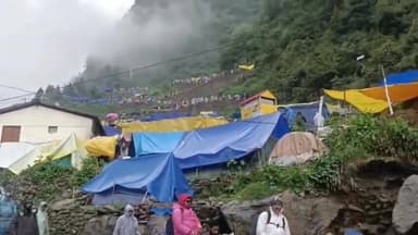 केदारनाथ धाम यात्रा मार्ग के पैदल पड़ाव थारू ग्लेशियर क्षेत्र में कुछ यात्री सुरक्षा मानकों की अनदेखी करते हुए ग्लेशियर पर चढ़ गए थे। स्थिति की गंभीरता को देखते हुए तैनात पुलिस कर्मियों ने तत्काल कार्रवाई करते हुए यात्रियों को सुरक्षित स्थान पर हटाया और आवश्यक सुरक्षा निर्देश दिए।
रुद्रप्रयाग पुलिस द्वारा संपूर्ण यात्रा मार्ग पर श्रद्धालुओं की सुरक्षा को सर्वोच्च प्राथमिकता दी जा रही है। यात्रियों से अपील है कि वे निर्धारित मार्गों का ही उपयोग करें तथा पुलिस एवं प्रशासन द्वारा जारी सुरक्षा निर्देशों का पालन करें, ताकि यात्रा सुरक्षित एवं सुगम बनी रहे।
#KedarnathYatra2026 #RudraprayagPolice #UttarakhandPolice #SafeYatra #KedarnathDham