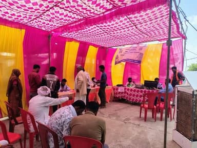 बिजली कंपनी द्वारा शिविर लगाकर किया गया बिजली संबंधी समस्याओं का निराकरण
विद्युत वितरण कंपनी द्वारा उपभोक्ताओं की बिजली संबंधी शिकायतों के समाधान के लिए संपर्क अभियान चलाया जा रहा है। महाप्रबंधक श्रीमती पूनम तुमराम ने बताया कि इस अभियान का मुख्य उद्देश्य उपभोक्ताओं के साथ सीधा संवाद कर उन्हें त्वरित सेवाएं उपलब्ध कराना और उनकी शिकायतों का त्वरित निराकरण करना है। विद्युत वितरण केन्द्रवार बनाए गये कलस्टरों पर शिविर लगाए जा रहे हैं। शिविरों में बिजली उपभोक्ताओं की बिल, मीटर, सर्विस केबल, कनेक्शन एवं तकनीकी सेवाओं संबंधी शिकायतों का निराकरण किया जा रहा है।
अभियान के अंतर्गत 03 जून को ग्राम खंडवा, चरनाल, सोनकछ, सोंठी में शिविर लगाकर नागरिकों की बिजली संबंधी शिकायतों का निराकरण किया गया।
आगामी तिथियों में इन स्थानों पर लगेंगे शिविर
अभियान के अंतर्गत 04 जून को सीहोर संभाग अंतर्गत ग्राम पिपलिया मीरा, रोला, सेवनिया, थूनाकलॉ, सीहोर शहर वार्ड नं 24, वार्ड नं 09 एवं आष्टा संभाग अंतर्गत भेरुपूर, बिलपान, श्यामपूरा मगरदा में शिविर लगाए जाएंगे।
#JansamparkMP #CMMadhyaPradesh #MadhyaPradesh #sehore
