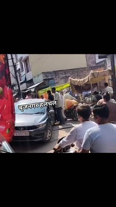 #स्थाई_जाल_नहीं_होने_से_परेशानी_
#नगरपालिका_कार्यशैली_पर_सवाल___
#बृजनगर(डीग)__________
__नाले पर स्थाई जाल नहीं से हो रहे हैं रोजाना हादसे
__रोजाना खुले नाले में वाहन फंस रहे है।
__कस्बे के मुख्य जलेबी चौक पर नाले पर नहीं है कोई जाल
__एक अस्थाई रूप से लोहे के परत रखा हुआ है
__पूर्व में भी नगरपालिका प्रशासन को समस्या कराई जा चुकी अवगत
__आमजन ने नगरपालिका के कार्यशैली पर उठाए सवाल