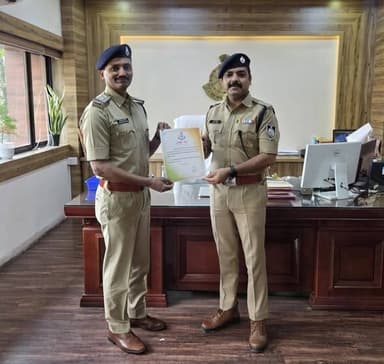 48 घंटे में अपहृत युवक को सकुशल छुड़ाने वाली टीम को प्रदेश स्तर पर मिला सम्मान
देवास के दो पुलिस अधिकारियों को मिला रुस्तम जी अवॉर्ड
देवास। देवास पुलिस ने एक बार फिर प्रदेश स्तर पर अपनी कार्यकुशलता का परचम लहराया है। वर्ष 2023 में हुए 40 लाख रुपये की फिरौती और अपहरण के सनसनीखेज मामले का सफल खुलासा करने पर तत्कालीन नगर पुलिस अधीक्षक दीशेष अग्रवाल एवं तत्कालीन थाना प्रभारी औद्योगिक क्षेत्र शशिकांत चौरसिया को प्रतिष्ठित "के.एफ. रुस्तम जी अवॉर्ड-2024" से सम्मानित किया गया है।
मामला थाना औद्योगिक क्षेत्र क्षेत्र का था, जहां गंगानगर निवासी ललित सोनी के पुत्र भावेश उर्फ शिब्बू सोनी का कुछ आरोपियों ने देशीyjnbn
कट्टा उपलब्ध कराने के बहाने अपहरण कर लिया था। आरोपियों ने युवक को बंधक बनाकर परिजनों से 40 लाख रुपये की फिरौती मांगी थी, जिससे पूरे जिले में सनसनी फैल गई थी।
प्रकरण की गंभीरता को देखते हुए तत्कालीन सीएसपी दीशेष अग्रवाल के मार्गदर्शन एवं निरीक्षक शशिकांत चौरसिया के नेतृत्व में विशेष टीम गठित की गई। तकनीकी विश्लेषण, मुखबिर तंत्र और सतत निगरानी के आधार पर पुलिस ने मात्र 48 घंटे के भीतर अपहृत युवक को सकुशल मुक्त कराते हुए आरोपियों को गिरफ्तार कर पूरे गिरोह का पर्दाफाश किया था।
इस चुनौतीपूर्ण ऑपरेशन में प्रदर्शित उत्कृष्ट नेतृत्व, समन्वय और पेशेवर पुलिसिंग को देखते हुए पुलिस महानिदेशक द्वारा दोनों अधिकारियों को के.एफ. रुस्तम जी अवॉर्ड-2024 प्रदान किया गया।
उपलब्धियों का सिलसिला जारी
उल्लेखनीय है कि पिछले एक वर्ष में देवास पुलिस के 8 अधिकारियों को डीजी डिस्क, 3 अधिकारियों को रुस्तम जी अवॉर्ड, 2 अधिकारियों को मुख्यमंत्री उत्कृष्टता पुरस्कार तथा 8 अधिकारियों को केंद्रीय गृहमंत्री पुरस्कार प्राप्त हो चुके हैं। पुलिस अधीक्षक पुनीत गेहलोद ने सभी अधिकारियों को शुभकामनाएं देते हुए उत्कृष्ट कार्य के लिए लगातार प्रेरित किया है।
फैक्ट बॉक्स
• प्रकरण : 40 लाख फिरौती एवं अपहरण कांड
• वर्ष : 2023
• खुलासा : 48 घंटे में
• सम्मान : के.एफ. रुस्तम जी अवॉर्ड-2024
• सम्मानित अधिकारी : दीशेष अग्रवाल एवं शशिकांत चौरसिया
• उपलब्धि : अपहृत युवक की सकुशल बरामदगी व गिरोह का पर्दाफाश।