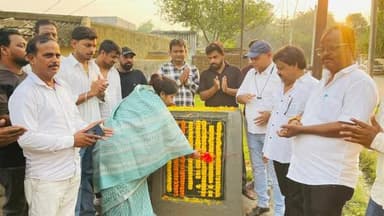 लोदना में 1.85 किमी सड़क निर्माण कार्य का शिलान्यास
धनबाद: झरिया विधायक रागिनी सिंह ने झारखंड सरकार के ग्रामीण कार्य विभाग की डीएमएफटी सड़क योजना के तहत लोदना क्षेत्र में बागिडीही हाथी तालाब से फुलझरिया मोड़ होते हुए करबला तक 1.850 किलोमीटर लंबी सड़क निर्माण कार्य का शिलान्यास किया।
उन्होंने कहा कि इस महत्वपूर्ण सड़क परियोजना के पूर्ण होने से क्षेत्र की यातायात व्यवस्था बेहतर होगी तथा स्थानीय लोगों को आवागमन में बड़ी सुविधा मिलेगी। साथ ही क्षेत्र के विकास को भी नई गति मिलेगी।