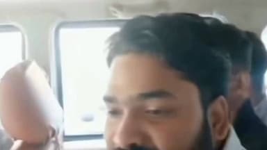 🚨 खान सर कोचिंग फायरिंग मामले में बड़ा मोड़: रौशन आनंद गिरफ्तार, बोला- "कोई गोली नहीं चली, मुझे फंसाया जा रहा" #KhanSir #Patna #RoshanAnand #BreakingNews
पटना में चर्चित शिक्षक Khan Sir के कोचिंग सेंटर के बाहर कथित फायरिंग मामले में पुलिस ने रौशन आनंद को गिरफ्तार कर लिया है। गिरफ्तारी के बाद रौशन आनंद ने दावा किया कि घटना में कोई गोलीबारी नहीं हुई थी और उसके खिलाफ साजिश रची जा रही है।
रौशन आनंद ने आरोप लगाया कि खान सर और ज्ञान बिंदु संस्थान उसके खिलाफ मिलकर साजिश कर रहे हैं तथा उसे बर्बाद करने की कोशिश की जा रही है। वहीं, पुलिस पूरे मामले की जांच में जुटी हुई है और घटना से जुड़े सभी पहलुओं की पड़ताल कर रही है।
मामले को लेकर पटना में चर्चा तेज है। अब जांच के बाद ही स्पष्ट हो सकेगा कि कोचिंग सेंटर के बाहर हुई घटना की वास्तविकता क्या है और आरोप-प्रत्यारोप में कितना सच है।
#PatnaNews #BiharNews #KhanSirCoaching #ViralNews #PoliceInvestigation #EducationNews #BiharBreakingNews