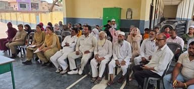 महिलाओं और बालिकाओं की सुरक्षा तथा उन्हें जागरूक बनाने के उद्देश्य से गौतमबुद्धनगर पुलिस कमिश्नरेट द्वारा मिशन शक्ति अभियान-5.0 के तहत विशेष जागरूकता कार्यक्रम का आयोजन किया गया। थाना दादरी क्षेत्र में आयोजित इस कार्यक्रम में बच्चों और उनके अभिभावकों से संवाद स्थापित कर सुरक्षा संबंधी महत्वपूर्ण जानकारियां साझा की गईं
पुलिस कमिश्नर लक्ष्मी सिंह के निर्देशन में आयोजित कार्यक्रम के दौरान महिलाओं और बालिकाओं को साइबर अपराधों से बचाव, सोशल मीडिया के सुरक्षित उपयोग, गुड टच-बैड टच की पहचान, यौन अपराधों से सुरक्षा, घरेलू हिंसा के खिलाफ कानूनी अधिकारों और बाल अधिकारों के बारे में विस्तार से जानकारी दी गई। इसके अलावा मुख्यमंत्री कन्या सुमंगला योजना समेत विभिन्न जनकल्याणकारी योजनाओं से भी अवगत कराया गया। पुलिस टीम ने हेल्पलाइन नंबर 1090, 1076, 1930, 112, 1098 और 181 की उपयोगिता बताते हुए किसी भी आपात स्थिति में तत्काल सहायता लेने के लिए जागरूक किया। कार्यक्रम का उद्देश्य महिलाओं और बच्चों में सुरक्षा, आत्मविश्वास और जागरूकता की भावना को मजबूत करना रहा।