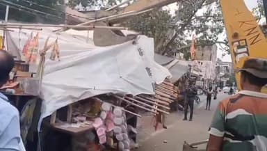 कानपुर में इस समय बुल्डोजर जमकर गरज रहा है। कही अवैध जमीनों पर तो कही मार्केटो पर आज उसी क्रम में कानपुर किदवई नगर 40 दुकान जोन 3 में अवैध अतिक्रमण के खिलाफ नगर निगम का चला अभियान ।
#nagarnigam #public #kanpurnews #public #market #problem
