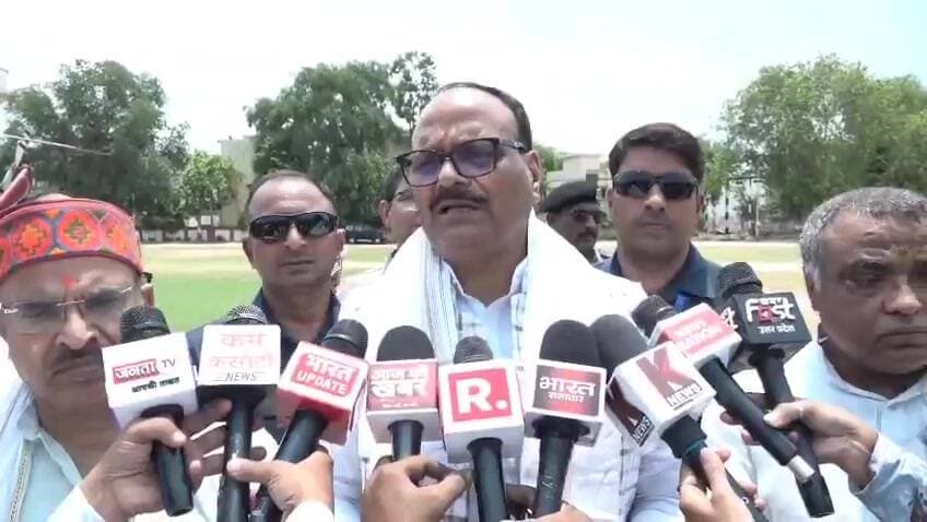 कानपुर पहुंचे डिप्टी सीएम ब्रजेश पाठक ने क्या कुछ कहा,आईटीबीपी जवान की मां के हाथ कटने के मामले में @brajeshpathakup बोले कोई नहीं बख्शा जाएगा ।
#trending #case #hospital #kanpurnews #service #foult