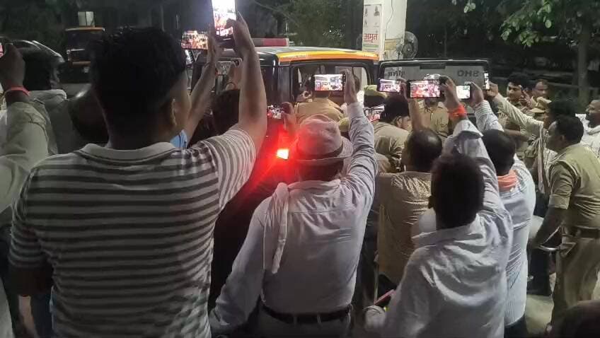 50 हजार का ईनामी बदमाश पुलिस मुठभेड़ में ढेर।
मुठभेड़ में 50 हजार का ईनामी बदमाश #कमलेश चौधरी ढेर।
सदर कोतवाली क्षेत्र के कुर्था गांव में मुठभेड़।
पुलिस की जवाबी फायरिंग में कमलेश चौधरी ढेर।
होटल कारोबारी के पुत्र #विनीत राय हत्याकांड में था वांछित।
हत्याकांड के बाद से ही फरार चल रहा था बदमाश कमलेश चौधरी।
सदर कोतवाली क्षेत्र के फुल्लनपुर में 29 मई को हुआ था विनीत राय हत्याकांड।
मुठभेड़ में स्वाट टीम प्रभारी रोहित मिश्रा को लगी गोली।
बदमाश की गोली से स्वाट टीम प्रभारी घायल।
स्वाट प्रभारी रोहित मिश्रा इलाज के लिए मेडिकल कालेज में भर्ती
#ghazipur #GhazipurNews #ghazipurpolice #ghazuprnews #ghazipurpolice #गाजीपुर #GhazipurNews #Ghazipurup61 #समाचारगाजीपुर #UPNews #ghazipur #सनसनीखेज
#ghazipur #GhazipurNews #ghazipurpolice #समाचारगाजीपुर #GhazipurNews #Ghazipurup61 #UPNews #ghazuprnews