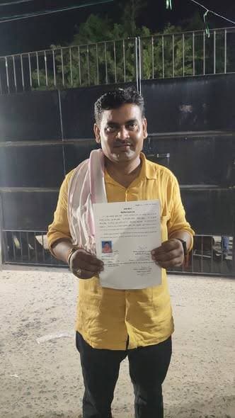 भलुआ एक पंचायत से निर्वाचित घोषित किए गए विपिन कुमार. प्रखंड निर्वाचित पदाधिकारी ने दिया सर्टिफिकेट