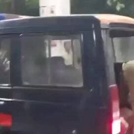 🚨 गाजीपुर में पुलिस मुठभेड़, विनीत राय हत्याकांड का मुख्य आरोपी कमलेश बिंद ढेर
🔫 एक लाख के इनामी बदमाश पर पुलिस का शिकंजा, मुठभेड़ में SOG प्रभारी भी घायल
⚖️ चर्चित होटल व्यवसायी हत्याकांड में बड़ा खुलासा, अपराध जगत में मचा हड़कंप
📰 स्टेट हेड सोहनलाल श्रीवास्तव
उत्तर प्रदेश के गाजीपुर जनपद में चर्चित होटल व्यवसायी विनीत राय हत्याकांड के मुख्य आरोपी और एक लाख रुपये के इनामी बदमाश कमलेश बिंद के पुलिस मुठभेड़ में मारे जाने की खबर सामने आई है। पुलिस के अनुसार करंडा थाना क्षेत्र में हुई मुठभेड़ के दौरान आरोपी ने पुलिस टीम पर फायरिंग की, जिसके जवाब में हुई कार्रवाई में वह घायल हुआ और बाद में उसकी मृत्यु हो गई। इस कार्रवाई में एसओजी प्रभारी रोहित मिश्रा भी घायल हुए हैं। घटना के बाद पूरे क्षेत्र में सुरक्षा व्यवस्था बढ़ा दी गई है।
🟥 विनीत राय हत्याकांड में पुलिस को मिली बड़ी सफलता
गाजीपुर। जिले के चर्चित विनीत राय हत्याकांड में पुलिस को बड़ी सफलता मिली है। पुलिस के अनुसार एक लाख रुपये का इनामी और हत्या के मामले में वांछित आरोपी कमलेश बिंद करंडा थाना क्षेत्र में हुई मुठभेड़ में मारा गया।
बताया जा रहा है कि कमलेश बिंद लंबे समय से पुलिस की गिरफ्त से बाहर था और उसकी तलाश में कई टीमें लगातार दबिश दे रही थीं। आरोपी पर हत्या सहित कई गंभीर आपराधिक मुकदमे दर्ज बताए जा रहे हैं।
🟥 मुठभेड़ के दौरान घायल हुए SOG प्रभारी
पुलिस सूत्रों के अनुसार मुठभेड़ के दौरान आरोपी द्वारा की गई फायरिंग में एसओजी प्रभारी रोहित मिश्रा भी घायल हो गए। घायल अधिकारी को तत्काल उपचार के लिए अस्पताल भेजा गया, जहां उनका इलाज चल रहा है।
पुलिस अधिकारियों का कहना है कि अपराधियों के खिलाफ अभियान लगातार जारी रहेगा और कानून व्यवस्था से खिलवाड़ करने वालों को किसी भी कीमत पर बख्शा नहीं जाएगा।
🟥 कौन था कमलेश बिंद?
कमलेश बिंद का नाम क्षेत्र के कई आपराधिक मामलों में सामने आया था। पुलिस रिकॉर्ड के अनुसार उसके खिलाफ गंभीर धाराओं में मुकदमे दर्ज थे और वह लंबे समय से फरार चल रहा था। विनीत राय हत्याकांड में उसका नाम सामने आने के बाद पुलिस ने उस पर एक लाख रुपये का इनाम घोषित किया था।
🟥 इलाके में बढ़ाई गई सुरक्षा
मुठभेड़ के बाद करंडा और आसपास के क्षेत्रों में पुलिस सतर्क है। वरिष्ठ अधिकारियों ने मौके का निरीक्षण कर घटना की जानकारी ली और पूरे घटनाक्रम की वैधानिक जांच के निर्देश दिए हैं।
🔥 वायरल फैक्ट
गाजीपुर का यह मुठभेड़ मामला सोशल मीडिया पर तेजी से वायरल हो रहा है। होटल व्यवसायी विनीत राय हत्याकांड पहले से ही प्रदेशभर में चर्चा का विषय बना हुआ था। ऐसे में मुख्य आरोपी के पुलिस मुठभेड़ में मारे जाने से मामले ने नया मोड़ ले लिया है।
अपराध और कानून व्यवस्था से जुड़े मामलों में पुलिस कार्रवाई हमेशा सार्वजनिक चर्चा का विषय बनती है। गाजीपुर में हुई यह मुठभेड़ न केवल चर्चित हत्याकांड की जांच में महत्वपूर्ण मानी जा रही है, बल्कि यह भी दर्शाती है कि वांछित अपराधियों के खिलाफ पुलिस अभियान लगातार जारी है। अब इस मामले की वैधानिक जांच और आगे की कानूनी प्रक्रिया पर सबकी नजरें टिकी हैं।
📢 ND NEWS की अपील
✅ कानून को अपने हाथ में लेने की बजाय न्यायिक प्रक्रिया पर विश्वास रखें।
✅ अपराध की किसी भी सूचना को तुरंत पुलिस और प्रशासन तक पहुंचाएं।
✅ युवाओं को अपराध और असामाजिक गतिविधियों से दूर रहने के लिए प्रेरित करें।
✅ पुलिस एवं प्रशासन निष्पक्ष जांच और पारदर्शी कार्रवाई सुनिश्चित करें।
✅ समाज में शांति, सुरक्षा और कानून व्यवस्था बनाए रखने में नागरिक भी अपनी सक्रिय भूमिका निभाएं।
✅ सुरक्षित समाज, जागरूक नागरिक और मजबूत कानून व्यवस्था ही विकास की आधारशिला है l
👇👇
#NDNews
#दैनिक_निष्पक्ष_धारा
#GhazipurNews
#VinayRaiMurderCase
#KamleshBind
#PoliceEncounter
#UPPolice
#KarandaPolice
#SOG
#LawAndOrder
#ADGVaranasiZone
#DGPUP
#BreakingNews
#NDNewsChannel
👇👇
@PMOIndia
@myogioffice
@CMOfficeUP
@UPGovt
@Uppolice
@dgpup
@adgzonevaranasi
@gazipurpolice
@ChiefSecyUP
@mygovindia
👇👇
🟥 ND NEWS | दैनिक निष्पक्ष धारा
मुख्य संपादक / संस्थापक: राजन सिंह हाड़ा
सह-संपादक: शालिनी सिंह भदौरिया
📍 कार्यालय-3: U158, हीरा स्वीट्स के पास, विकास मार्ग, लक्ष्मी नगर, पूर्वी दिल्ली, पिन कोड – 110092 (NCR)
📍 कार्यालय-2: विधानसभा रोड, बर्लिंगटन चौराहा, लखनऊ – 226001 (UP)
📍 कार्यालय-1: 1/1 अटल बिहारी चौराहा, नियर बर्मा चौराहा, फतेहपुर – 212601 (UP)
📅 दिनांक: 04 जून 2026
📆 दिन: गुरुवार
📧 Email: ndnewschannel@gmail.com
📞 मोबाइल: 9696119696