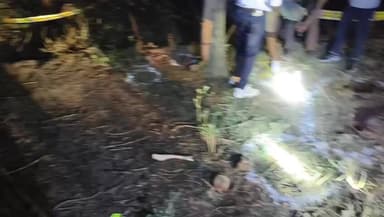 🚨 गाजीपुर में पुलिस मुठभेड़, विनीत राय हत्याकांड का मुख्य आरोपी कमलेश बिंद ढेर
🔫 एक लाख के इनामी बदमाश पर पुलिस का शिकंजा, मुठभेड़ में SOG प्रभारी भी घायल
⚖️ चर्चित होटल व्यवसायी हत्याकांड में बड़ा खुलासा, अपराध जगत में मचा हड़कंप
📰 स्टेट हेड सोहनलाल श्रीवास्तव
उत्तर प्रदेश के गाजीपुर जनपद में चर्चित होटल व्यवसायी विनीत राय हत्याकांड के मुख्य आरोपी और एक लाख रुपये के इनामी बदमाश कमलेश बिंद के पुलिस मुठभेड़ में मारे जाने की खबर सामने आई है। पुलिस के अनुसार करंडा थाना क्षेत्र में हुई मुठभेड़ के दौरान आरोपी ने पुलिस टीम पर फायरिंग की, जिसके जवाब में हुई कार्रवाई में वह घायल हुआ और बाद में उसकी मृत्यु हो गई। इस कार्रवाई में एसओजी प्रभारी रोहित मिश्रा भी घायल हुए हैं। घटना के बाद पूरे क्षेत्र में सुरक्षा व्यवस्था बढ़ा दी गई है।
🟥 विनीत राय हत्याकांड में पुलिस को मिली बड़ी सफलता
गाजीपुर। जिले के चर्चित विनीत राय हत्याकांड में पुलिस को बड़ी सफलता मिली है। पुलिस के अनुसार एक लाख रुपये का इनामी और हत्या के मामले में वांछित आरोपी कमलेश बिंद करंडा थाना क्षेत्र में हुई मुठभेड़ में मारा गया।
बताया जा रहा है कि कमलेश बिंद लंबे समय से पुलिस की गिरफ्त से बाहर था और उसकी तलाश में कई टीमें लगातार दबिश दे रही थीं। आरोपी पर हत्या सहित कई गंभीर आपराधिक मुकदमे दर्ज बताए जा रहे हैं।
🟥 मुठभेड़ के दौरान घायल हुए SOG प्रभारी
पुलिस सूत्रों के अनुसार मुठभेड़ के दौरान आरोपी द्वारा की गई फायरिंग में एसओजी प्रभारी रोहित मिश्रा भी घायल हो गए। घायल अधिकारी को तत्काल उपचार के लिए अस्पताल भेजा गया, जहां उनका इलाज चल रहा है।
पुलिस अधिकारियों का कहना है कि अपराधियों के खिलाफ अभियान लगातार जारी रहेगा और कानून व्यवस्था से खिलवाड़ करने वालों को किसी भी कीमत पर बख्शा नहीं जाएगा।
🟥 कौन था कमलेश बिंद?
कमलेश बिंद का नाम क्षेत्र के कई आपराधिक मामलों में सामने आया था। पुलिस रिकॉर्ड के अनुसार उसके खिलाफ गंभीर धाराओं में मुकदमे दर्ज थे और वह लंबे समय से फरार चल रहा था। विनीत राय हत्याकांड में उसका नाम सामने आने के बाद पुलिस ने उस पर एक लाख रुपये का इनाम घोषित किया था।
🟥 इलाके में बढ़ाई गई सुरक्षा
मुठभेड़ के बाद करंडा और आसपास के क्षेत्रों में पुलिस सतर्क है। वरिष्ठ अधिकारियों ने मौके का निरीक्षण कर घटना की जानकारी ली और पूरे घटनाक्रम की वैधानिक जांच के निर्देश दिए हैं।
🔥 वायरल फैक्ट
गाजीपुर का यह मुठभेड़ मामला सोशल मीडिया पर तेजी से वायरल हो रहा है। होटल व्यवसायी विनीत राय हत्याकांड पहले से ही प्रदेशभर में चर्चा का विषय बना हुआ था। ऐसे में मुख्य आरोपी के पुलिस मुठभेड़ में मारे जाने से मामले ने नया मोड़ ले लिया है।
अपराध और कानून व्यवस्था से जुड़े मामलों में पुलिस कार्रवाई हमेशा सार्वजनिक चर्चा का विषय बनती है। गाजीपुर में हुई यह मुठभेड़ न केवल चर्चित हत्याकांड की जांच में महत्वपूर्ण मानी जा रही है, बल्कि यह भी दर्शाती है कि वांछित अपराधियों के खिलाफ पुलिस अभियान लगातार जारी है। अब इस मामले की वैधानिक जांच और आगे की कानूनी प्रक्रिया पर सबकी नजरें टिकी हैं।
📢 ND NEWS की अपील
✅ कानून को अपने हाथ में लेने की बजाय न्यायिक प्रक्रिया पर विश्वास रखें।
✅ अपराध की किसी भी सूचना को तुरंत पुलिस और प्रशासन तक पहुंचाएं।
✅ युवाओं को अपराध और असामाजिक गतिविधियों से दूर रहने के लिए प्रेरित करें।
✅ पुलिस एवं प्रशासन निष्पक्ष जांच और पारदर्शी कार्रवाई सुनिश्चित करें।
✅ समाज में शांति, सुरक्षा और कानून व्यवस्था बनाए रखने में नागरिक भी अपनी सक्रिय भूमिका निभाएं।
✅ सुरक्षित समाज, जागरूक नागरिक और मजबूत कानून व्यवस्था ही विकास की आधारशिला है l
👇👇
#NDNews
#दैनिक_निष्पक्ष_धारा
#GhazipurNews
#VinayRaiMurderCase
#KamleshBind
#PoliceEncounter
#UPPolice
#KarandaPolice
#SOG
#LawAndOrder
#ADGVaranasiZone
#DGPUP
#BreakingNews
#NDNewsChannel
👇👇
@PMOIndia
@myogioffice
@CMOfficeUP
@UPGovt
@Uppolice
@dgpup
@adgzonevaranasi
@gazipurpolice
@ChiefSecyUP
@mygovindia
👇👇
🟥 ND NEWS | दैनिक निष्पक्ष धारा
मुख्य संपादक / संस्थापक: राजन सिंह हाड़ा
सह-संपादक: शालिनी सिंह भदौरिया
📍 कार्यालय-3: U158, हीरा स्वीट्स के पास, विकास मार्ग, लक्ष्मी नगर, पूर्वी दिल्ली, पिन कोड – 110092 (NCR)
📍 कार्यालय-2: विधानसभा रोड, बर्लिंगटन चौराहा, लखनऊ – 226001 (UP)
📍 कार्यालय-1: 1/1 अटल बिहारी चौराहा, नियर बर्मा चौराहा, फतेहपुर – 212601 (UP)
📅 दिनांक: 04 जून 2026
📆 दिन: गुरुवार
📧 Email: ndnewschannel@gmail.com
📞 मोबाइल: 9696119696