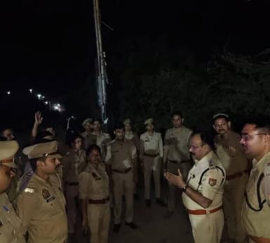 गौतमबुद्धनगर पुलिस कमिश्नरेट क्षेत्र में कानून-व्यवस्था और सुरक्षा व्यवस्था को और मजबूत करने के लिए पुलिस अधिकारियों ने सड़कों पर उतरकर हालात का जायजा लिया। पुलिस कमिश्नर लक्ष्मी सिंह के निर्देशन में डीसीपी ग्रेटर नोएडा डॉ. प्रवीन रंजन सिंह ने एडीसीपी संतोष कुमार और एसीपी सार्थक सेंगर के साथ थाना जेवर और रबूपुरा क्षेत्र में फुट पेट्रोलिंग की। इस दौरान सुरक्षा व्यवस्था, यातायात संचालन और पुलिस की सतर्कता का निरीक्षण किया गया।
अधिकारियों ने संदिग्ध वाहनों की बैरिकेडिंग लगाकर सघन चेकिंग करने, यातायात व्यवस्था को सुचारू बनाए रखने और नियमों का उल्लंघन करने वाले वाहन चालकों के खिलाफ सख्त कार्रवाई के निर्देश दिए। साथ ही पीसीआर और पीआरवी वाहनों को लगातार क्षेत्र में भ्रमणशील रहकर सुरक्षा व्यवस्था सुनिश्चित करने के लिए निर्देशित किया गया। पुलिस अधिकारियों ने जनता में सुरक्षा का भरोसा कायम रखने और अपराध पर प्रभावी नियंत्रण बनाए रखने पर जोर दिया।