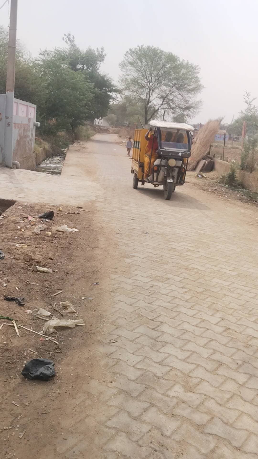 सिकरौदा मीणा की जनता पूछ रही है आखिर स्वच्छता अभियान की कचरा गाड़ी 4 साल से कहां चल रही है