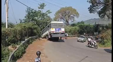 धर्मशाला: धर्मशाला बस स्टैंड के पास पंजाब रोडवेज बस हादसे का शिकार, टला बड़ा दुर्घटना