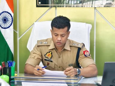 पुलिस अधीक्षक महोबा श्री शशांक सिंह @shashsinghips द्वारा पुलिस कार्यालय महोबा में Google Meet के माध्यम से जनसुनवाई आयोजित की गई, जिसमें जनपद के समस्त क्षेत्राधिकारीगण, थाना प्रभारी एवं संबंधित पुलिस अधिकारी वर्चुअल रूप से जुड़े।
🔸जनसुनवाई के दौरान प्राप्त शिकायतों एवं प्रार्थना पत्रों का गहन अवलोकन करते हुए शिकायतकर्ताओं की समस्याओं को गंभीरता से सुना गया।
🔸संबंधित थाना प्रभारियों से सीधे संवाद स्थापित कर प्रत्येक प्रकरण में त्वरित, निष्पक्ष एवं प्रभावी कार्यवाही सुनिश्चित करने हेतु आवश्यक दिशा-निर्देश दिए गए।
#MahobaPolice #जनसुनवाई #DigitalPolicing
#UPPolice #SmartPolicing #जनसेवा