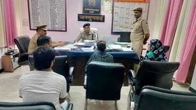 क्षेत्राधिकारी कुलपहाड़ @ravikant_gaud द्वारा आयोजित जनसुनवाई में आमजन की व्यक्तिगत एवं सामुदायिक समस्याओं को गंभीरता एवं संवेदनशीलता के साथ सुना गया। प्राप्त प्रत्येक प्रकरण में तथ्यों का परीक्षण करते हुए संबंधित थाना प्रभारियों एवं विभागीय अधिकारियों को निष्पक्ष, पारदर्शी एवं समयबद्ध निस्तारण हेतु आवश्यक दिशा-निर्देश दिए गए।
#UPPolice
