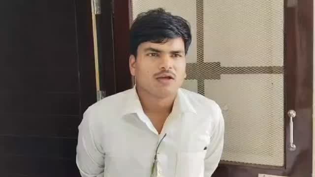 कौशाम्बी में बेखौफ चोरों का आतंक, प्रोफेसर के घर लाखों की चोरी 🚨
कौशाम्बी जनपद के सैनी कोतवाली क्षेत्र के थुलगुला गांव में चोरों ने बड़ी चोरी की वारदात को अंजाम देकर पुलिस सुरक्षा व्यवस्था पर सवाल खड़े कर दिए हैं। बदमाशों ने अंधेरे का फायदा उठाते हुए प्रोफेसर दीपक यादव के घर का ताला तोड़कर घर में प्रवेश किया और लाखों रुपये की ज्वैलरी, नगदी, स्कूटी, इनवर्टर बैटरी समेत अन्य कीमती सामान चोरी कर लिया।
इतना ही नहीं, बदमाश घर में लगे CCTV कैमरों का DVR भी अपने साथ उठा ले गए ताकि कोई सबूत न बच सके। पीड़ित दीपक यादव कन्नौज में प्रोफेसर के पद पर कार्यरत हैं। घटना के बाद पूरे इलाके में दहशत का माहौल है और ग्रामीणों में भारी आक्रोश व्याप्त है।
पुलिस मामले की जांच में जुटी है, लेकिन लगातार हो रही चोरियों से लोगों में असुरक्षा की भावना बढ़ रही है।
#Kaushambi #कौशाम्बी #Saini #सैनी_कोतवाली #Thulgula थुलगुला BreakingNews CrimeNews Theft Burglary Loot CCTV Professor DeepakYadav UPPolice UttarPradesh PoliceInvestigation Robbery ViralNews HindiNews KaushambiNews UPNews CrimeAlert Ch