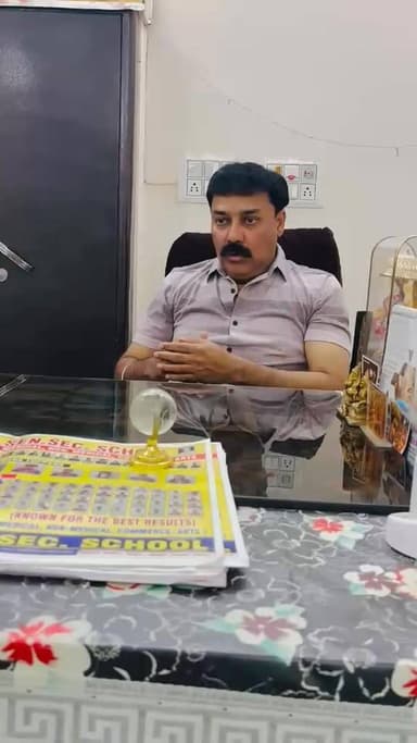 नवनीत शर्मा जी की हरियाणा के मुख्यमंत्री जी और शिक्षा मंत्री जी से अपील की गई है। शिक्षा से जुडी व्यवस्था को दुरुस्त किया जाये।
बच्चों के भविष्य सुरक्षित करने हेतु मेरे साथ पूरा समाज इस विषय पर ध्यान दिलाए माननीय मुख्यमंत्री जी माननीय शिक्षा मंत्री जी का व्यवस्था को दुरुस्त करने में मदद करें लाखों बच्चों के भविष्य का सवाल है जी पूरे हरियाणा से जुड़ा मुद्दा है जी ईश्वर हमारे पूरे हरियाणा को खुशहाल रखे और सक्षम बनाए कि बड़ी से बड़ी चुनौतियों को हल कर सके
धन्यवाद।
माननीय मुख्यमंत्री जी और माननीय शिक्षा मंत्री जी।
