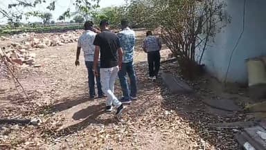 नगर परिषद की गोचर भूमि पर दिन-दहाड़े कब्जे का प्रयास: करोड़ों की सरकारी जमीन पर भरी नींव, काम रुकवाया
"सरकारी जमीन देखी नहीं कि भूमाफियाओं का GPS चालू!"
"गोचर भूमि भी बोली — मेरा भी कोई रखवाला है या नहीं?"
मुख्य प्रशासनिक अधिकारियों तक पहुँचा मामला — क्या प्रशासन बचा पाएगा गोचर भूमि?
न्यूज़ ब्यूरो।
शहर के बरडिया बालाजी के सामने मेन रोड स्थित करोड़ों रुपये मूल्य की कथित सरकारी गोचर/चरागाह भूमि पर एक रसूखदार नेता द्वारा पत्थरों की भरवाई कर नींव तैयार करने का कार्य कराया जा रहा था।
सूचना मिलने पर नगर परिषद की टीम तुरंत मौके पर पहुँची और चल रहे अवैध निर्माण कार्य को रुकवाया। प्रत्यक्षदर्शियों के अनुसार, कार्रवाई के दौरान मौके पर परिषद की टीम और निर्माण करवा रहे पक्ष के बीच तीखी बहस भी हुई। आरोप है कि कार्रवाई को प्रभावित करने के लिए राजनीतिक रसूख और ऊँचे संपर्कों की धौंस दिखाने का प्रयास किया गया।
दबाव बनाने की कोशिश, मशीन हटाने की रही चर्चा
स्थानीय सूत्रों के अनुसार, जब नगर परिषद द्वारा अतिक्रमण के खिलाफ कार्रवाई की जा रही थी, तो पहले संबंधित विभाग के बड़े अधिकारियों का हवाला दिया गया। इसके बाद कथित रूप से राजस्व अधिकारियों से 'बात कर लेने' का दावा भी किया गया। मौके पर स्थिति को प्रभावित करने और नगर परिषद की मशीन को वहाँ से हटाने को लेकर भी कथित तौर पर दबाव बनाने की चर्चाएँ गर्म रहीं।
प्रशासन के सामने बड़ी चुनौती
अब यह पूरा मामला उच्च प्रशासनिक अधिकारियों के संज्ञान में आ चुका है। शहर में अब यही बड़ा सवाल उठ रहा है कि यदि यह भूमि वास्तव में गोचर/चरागाह श्रेणी की है, तो क्या जिला प्रशासन और जिला कलेक्टर इस कथित अतिक्रमण को पूरी तरह रुकवाकर सरकारी भूमि को भूमाफियाओं से मुक्त करा पाएंगे या नहीं।
#AntiEncroachment
#LandMafia
#SaveGocharLand
#GovernmentLand
#LandGrab
#MunicipalCouncil #KotaMunicipalCorporation)
#DistrictCollector
#EncroachmentDrive
#भूमाफिया_मुक्त_प्रदेश
#गोचर_भूमि_बचाओ
#अवैध_कब्जा_हटाओ
#प्रशासन_जागो