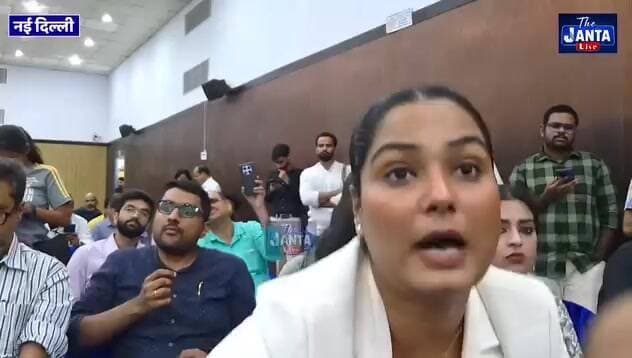 Cockroach Janta Party Press Conference : कॉकरोच जनता पार्टी की पहली प्रेस कॉन्फ्रेंस में किया ऐलान!
#trendingreelsvideo #police #trendingnow #RAS #trendingnews2026 #dcdmbaran #BreakingNews2026 #latest #आरएएस #insta