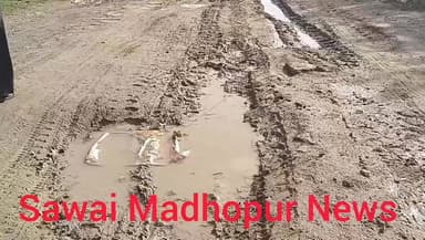 श्याम वाटिका की बदहाल सड़क बनी हादसों का सबब, प्रशासन की अनदेखी से भड़के कॉलोनीवासी
गड्ढों और जलभराव से राहगीर परेशान, स्कूली बच्चे व बुजुर्ग रोज हो रहे चोटिल
राकेश अग्रवाल जिला संवाददाता
सवाई माधोपुर। जिला मुख्यालय के निकट हाउसिंग बोर्ड स्थित श्याम वाटिका कॉलोनी (वार्ड-21) में वर्षों से क्षतिग्रस्त पड़ी सड़क अब स्थानीय लोगों के लिए गंभीर परेशानी का कारण बन गई है। सड़क पर बने बड़े-बड़े गड्ढे, कीचड़ और जलभराव के चलते आए दिन राहगीर, स्कूली बच्चे और बुजुर्ग दुर्घटनाओं का शिकार हो रहे हैं। इसके बावजूद जिम्मेदार विभाग और जनप्रतिनिधि समस्या के समाधान की ओर कोई ठोस कदम उठाते नजर नहीं आ रहे हैं, जिससे कॉलोनीवासियों में भारी रोष व्याप्त है।
स्थानीय लोगों का आरोप है कि सड़क निर्माण की मांग को लेकर कई बार जिला प्रशासन और स्थानीय विधायक को लिखित शिकायतें दी गईं, लेकिन आज तक केवल आश्वासन ही मिले हैं। हालत यह है कि सड़क पर जगह-जगह बने गड्ढों में बारिश का पानी भर जाता है, जिससे लोगों का आवागमन तक दूभर हो जाता है।
स्थानीय निवासी हेमा शर्मा ने बताया कि खराब सड़क के कारण वाहन अक्सर गड्ढों में फंस जाते हैं और कई बार स्कूली बच्चे गिरकर चोटिल हो जाते हैं। उन्होंने कहा कि बरसात के दिनों में स्थिति और भी भयावह हो जाती है। सड़क पर जलभराव होने से बच्चों का स्कूल जाना तक मुश्किल हो जाता है और कई बार उन्हें घर पर ही रुकना पड़ता है।
वहीं इंद्रा देवी ने बताया कि सड़क पर बने गहरे गड्ढे दुर्घटनाओं को खुला न्योता दे रहे हैं। आए दिन बच्चे, बुजुर्ग और दोपहिया वाहन चालक गिरकर घायल हो रहे हैं, लेकिन प्रशासन समस्या की ओर ध्यान नहीं दे रहा। उन्होंने मांग की कि शीघ्र सड़क निर्माण कराया जाए ताकि लोगों को राहत मिल सके।
स्थानीय निवासी राकेश मीणा का कहना है कि सड़क की दुर्दशा को लेकर कई बार प्रशासन और जनप्रतिनिधियों को अवगत कराया जा चुका है, लेकिन अब तक कोई कार्रवाई नहीं हुई। उन्होंने चेतावनी दी कि मानसून सिर पर है और यदि समय रहते सड़क निर्माण नहीं कराया गया तो कॉलोनीवासियों को भारी परेशानियों का सामना करना पड़ेगा।
*बरसात से पहले नहीं हुआ समाधान तो बढ़ेगी मुसीबत*
कॉलोनीवासियों का कहना है कि श्याम वाटिका की सड़क लंबे समय से बदहाली का शिकार है। यदि मानसून से पहले सड़क निर्माण नहीं कराया गया तो जलभराव और कीचड़ के कारण हालात और बिगड़ सकते हैं। लोगों ने जिला प्रशासन और स्थानीय विधायक से तत्काल हस्तक्षेप कर सड़क निर्माण कार्य शुरू कराने की मांग की है।
स्थानीय लोगों का कहना है कि विकास के दावों के बीच श्याम वाटिका की यह बदहाल सड़क प्रशासनिक उदासीनता की कहानी बयां कर रही है। अब देखना यह है कि जिम्मेदार अधिकारी और जनप्रतिनिधि लोगों की इस जायज मांग पर कब तक ध्यान देते हैं।
#PWD mantri Diya Kumari Jaipur, #Sawai Madhopur vidhayak doctor Kirodi Lal Meena, #DM Sawai Madhopur, #PWD vibhag Sawai Madhopur, #Nagar Parishad Sawai Madhopur,