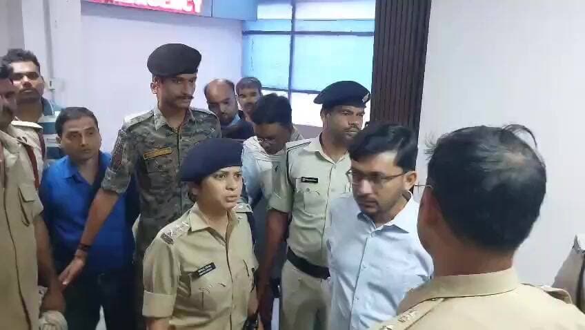 #CM सम्राट चौधरी ने मुजफ्फरपुर हादसे मे जान गवाने वाले सभी मृतकों के परिजन को 4-4 लाख रूपये मुआवजा की घोषणा किया है।
गौरतलब है कि आज सुबह लगभग 4 बजे मुजफ्फरपुर के प्रसाद हॉस्पिटल के पांचवे फ्लोर पर बने #icu वार्ड मे लगे मॉनिटर ने आग पकड़ लिया देखते देखते आग ने भयावह रूप ले लिया और आग बुझाये जाने तक घटना मे 4 मरीजों ने अपनी जान गवा दी वहीं दर्जनों घायल हो गए।
फौरेंसिक टीम ने अस्पताल के पांचवे फ्लोर को सील कर जाँच शुरू कर दिया है। स्थानीय डी एम सुब्रत सेन व #SSP राजेश कुमार मौके पर मौजूद हैं।
प्रभावित अस्पताल के बाकी मरीजों को दूसरे अस्पताल शिफ्ट किया गया है, घायलों मे कई मरीजों कि स्थिति नाजुक बताई जा रही है।
#News4bihar #smratchoudhary #ministryofhealth #muzaffarpur #bihar