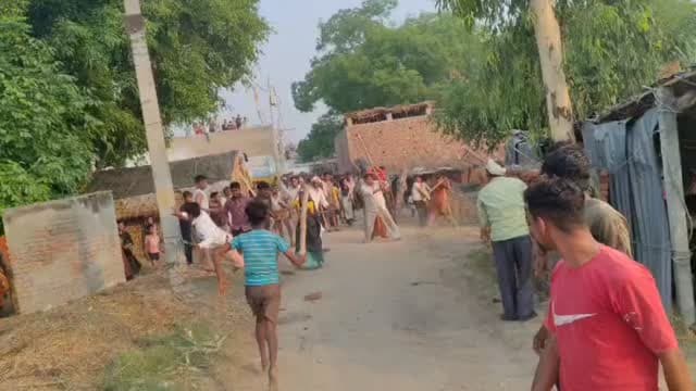 बदायूं के थाना जरीफनगर क्षेत्र के गाँव शेखूपुरा में गुरुवार सुबह करीब 7:00 बजे चुनावी रंजिश को लेकर दो पक्षों (ओमसोम और रामौतार) के बीच खूनी संघर्ष हो गया। दोनों ओर से जमकर लाठी-डंडे, धारदार हथियार और छतों से ईंट-पत्थर चले, जिससे पूरे गाँव में अफरा-तफरी मच गई। सूचना मिलने पर डायल 112 पुलिस मौके पर पहुँची। इस पथराव और मारपीट में दोनों पक्षों के कई लोग गंभीर रूप से घायल हुए हैं, जिन्हें पहले दहगवाँ सीएचसी में भर्ती कराया गया, जहाँ से गंभीर हालत देखते हुए उन्हें जिला अस्पताल बदायूं रेफर कर दिया गया है।
* #BadaunNews
* #Zarifnagar
* #CrimeNews
* #BreakingNews
* #बदायूं
* #उत्तरप्रदेशपुलिस
* #BadaunPolice
* #चुनावी_रंजिश
* #खूनी_संघर्ष
* #UPCrime