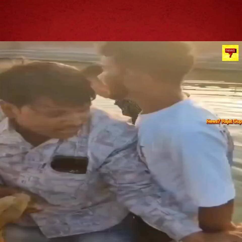 देवदूत बने सिपाही ने डूबती युवती की बचाई जान.. निकाल लाया मौत के मुँह से
UP के जिला आगरा के फतेहपुर सीकरी स्थित 30 फिट गहरे प्राचीन तालाब में डूबती युवती करिश्मा को बचाने को UP पुलिस के रिक्रूट कांस्टेबल दीपक सोलंकी ने अपनी जान की बाजी लगा दी। दीपक नियमित गश्त के लिए निकले थे। तालाब किनारे भीड़ देख रुके तो युवती को मौत के मुँह में पाया। जूते उतारे और संघर्ष के साथ करिश्मा को मौत के मुँह से निकाल लिया
#UPPolice
#DeepakSolanki
#HeroCop
#RealHero
#DevdootSipahi
#PoliceBravery
#HumanityFirst
#LifeSaver
#AgraNews
#FatehpurSikri
#ViralNews
#BreakingNews
#GoodNews
#UPNews
#PoliceHero
#KarishmaSaved
#CourageAndDuty
#JaiHind
#RespectUPPolice
#News7