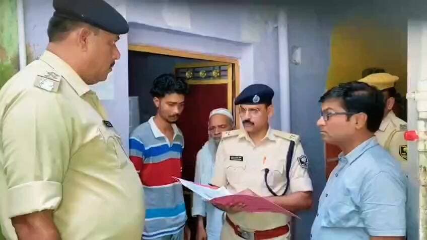औरंगाबाद में जुनैद हत्याकांड में फरार 3 आरोपियों के घर कुर्की, 8 लोग पहले हो चुके हैं गिरफ्तार।
नावाडीह के मो० गालिब, मो० दानिश व मो० सैफ उर्फ मैडी के घर नगर थाना पुलिस ने की कार्रवाई।
*औरंगाबाद, 04 जून 2026*
औरंगाबाद पुलिस ने जुनैद हत्याकांड में फरार चल रहे तीन अभियुक्तों के घर कुर्की-जब्ती की कार्रवाई की है। नगर थाना पुलिस ने आज विधिवत ढोल-नगाड़ों के साथ आरोपियों के घरों पर इश्तेहार चिपकाया।
*1. किनके घर हुई कुर्की:*
फरार अभियुक्तों की पहचान मो० गालिब, मो० दानिश, मो० सैफ उर्फ मैडी के रूप में हुई है। तीनों पिता-जहुर अली, साकिन-नावाडीह, थाना नगर, जिला औरंगाबाद के रहने वाले हैं। तीनों लंबे समय से फरार चल रहे थे।
*2. पहले भी हो चुकी है गिरफ्तारी:*
पुलिस के अनुसार, पूर्व में उक्त कांड में 08 अभियुक्तों को गिरफ्तार कर न्यायिक हिरासत में भेजा जा चुका है। इसके अलावा 01 विधि विरुद्ध किशोर को भी निरुद्ध किया गया है।
*3. नगर थाना ने की कार्रवाई:*
यह पूरी कार्रवाई नगर थाना की टीम द्वारा की गई। पुलिस ने साफ किया है कि फरार आरोपियों की गिरफ्तारी के लिए लगातार छापेमारी की जा रही है। सरेंडर नहीं करने पर आगे की कानूनी प्रक्रिया अपनाई जाएगी।
*पृष्ठभूमि:*
जुनैद हत्याकांड औरंगाबाद जिले का चर्चित मामला रहा है। पुलिस इस कांड में शामिल सभी आरोपियों पर सख्त कार्रवाई कर रही है।
#Aurangabad #JunaidMurderCase #PoliceAction #KurkiJapti #NagarThana #CrimeNews #BiharPolice #Nawadih #MurderCase #LawAndOrder