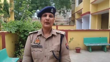 अवगत कराना है कि आज से 03 वर्ष पूर्व, दिनांक 16 मार्च 2023 को ग्राम रुरीकला, थाना महोबकंठ के एक व्यक्ति ने थाना हाजा में तहरीर दी कि उनका नाबालिग बेटा घर से नाराज होकर चला गया है। उनकी तहरीर पर सुसंगत धाराओं में अभियोग पंजीकृत करते हुए नाबालिग की तलाश एवं बरामदगी हेतु टीमों का गठन किया गया था।
🔸 चूंकि बच्चा कोई फोन लेकर नहीं गया था, इसलिए प्राप्त सूचनाएं मैनुअल/व्यक्तिगत मुखबिरी के आधार पर थीं।
🔸 जनपद महोबा की एएचटी एवं थाना महोबकंठ पुलिस की संयुक्त टीम के प्रयासों से आज 03 वर्ष की अवधि के बाद बच्चे को हरियाणा के पानीपत से एक परिवार के पास से सकुशल बरामद किया गया है।
🥰 ऑपरेशन मुस्कान/स्माइल के तहत बच्चे की बरामदगी से परिवार में अत्यंत हर्ष है। उन्होंने महोबा पुलिस को धन्यवाद दिया है।
📌 उक्त के संबंध में अपर पुलिस अधीक्षक महोबा, श्रीमती वन्दना सिंह द्वारा दी गई बाइट व अन्य विवरण।
@Uppolice @ADGZonPrayagraj @rangechitrakoot