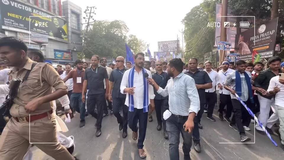 लाखों की भीड़ लेकर उतरे यात्रा में चंद्रशेखर 27 में योगी को उखाड़ फेंक देंगे धमाकेदार बातचीत
#ASP_K_Mission2027
#ReleaseChandraShekhaAzad
#सत्तापरिवर्तनयात्रा
#SattaParivartanYatra
#citynews24live