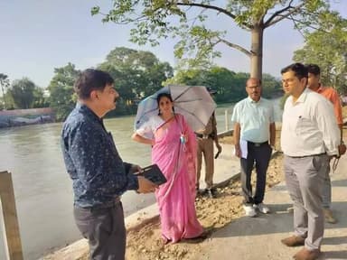 हरिद्वार: मेलाधिकारी ने कहा कि कुंभ मेला-2027 के दौरान करोड़ों श्रद्धालु हरिद्वार पहुंचेंगे। ऐसे में घाटों और मेला क्षेत्र में सुरक्षा, सुगम आवागमन और मूलभूत सुविधाओं की उपलब्धता सुनिश्चित करना अत्यंत आवश्यक है।
उन्होंने अधिकारियों को निर्देश दिए कि घाट क्षेत्रों में हरित विकास, सौंदर्यीकरण और आधुनिक सुविधाओं को प्राथमिकता दी जाए। साथ ही भीड़ प्रबंधन और आपातकालीन परिस्थितियों से निपटने के लिए भी मजबूत व्यवस्थाएं विकसित की जाएं।
उन्होंने कहा कि श्रद्धालुओं को सुरक्षित, सुविधाजनक और आकर्षक वातावरण उपलब्ध कराना मेला प्रशासन की सर्वोच्च जिम्मेदारी है। इसके लिए सभी विभागों को आपसी समन्वय के साथ कार्य करना होगा।
बाधाओं की सूचना तत्काल देने के निर्देश
निरीक्षण के दौरान मेलाधिकारी ने अधिकारियों को यह भी निर्देश दिए कि यदि किसी परियोजना में भूमि, तकनीकी, संसाधन या अन्य किसी प्रकार की समस्या सामने आ रही है तो उसकी जानकारी तत्काल प्रशासन को दी जाए।
उन्होंने कहा कि समस्याओं को छिपाने के बजाय समय रहते अवगत कराया जाए ताकि उनका शीघ्र समाधान कर निर्माण कार्यों की गति प्रभावित न होने दी जाए। प्रशासन का उद्देश्य सभी परियोजनाओं को तय समय में पूरा कर कुंभ मेला-2027 के लिए मजबूत आधारभूत ढांचा तैयार करना है।
निरीक्षण के दौरान तकनीकी सेल के अधीक्षण अभियंता डी.पी. सिंह, पीआईयू के अधिशासी अभियंता प्रवीन कुश, सिंचाई विभाग के अधिशासी अभियंता अनुभव नौटियाल, उत्तराखंड पेयजल संसाधन विकास एवं निर्माण निगम के सहायक अभियंता मानेंद्र पंवार सहित विभिन्न विभागों के अधिकारी मौजूद रहे।
कुंभ मेला-2027 की तैयारियों को लेकर प्रशासन की सक्रियता यह संकेत दे रही है कि इस बार आयोजन को और अधिक व्यवस्थित, सुरक्षित तथा विश्वस्तरीय बनाने के लिए हर स्तर पर सतर्कता बरती जा रही है।