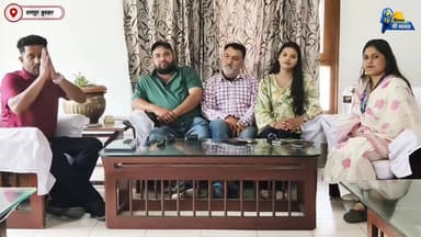 आज TEAM GROUND ZERO ने रामपुर उपमंडल की बोंडा पंचायत से प्रधान पद के उम्मीदवार कर्म चंद शर्मा से चुनाव परिणामों के बाद विशेष बातचीत की।
चुनाव में हार-जीत लोकतंत्र का हिस्सा है, लेकिन परिणाम आने के बाद भी मीडिया और जनता के सामने आकर अपने विचार रखना एक अलग साहस और सकारात्मक सोच को दर्शाता है। इस विशेष बातचीत में कर्म चंद शर्मा ने चुनावी अनुभव, जनता से मिले सहयोग, पंचायत की प्रमुख समस्याओं और क्षेत्र के विकास को लेकर अपने विचार साझा किए। उन्होंने कहा कि चुनाव भले ही उनके पक्ष में न रहा हो, लेकिन पंचायत और क्षेत्र के विकास के लिए उनकी प्रतिबद्धता आगे भी जारी रहेगी। TEAM GROUND ZERO हर उस आवाज़ को मंच देने का प्रयास करता है जो जनहित और विकास से जुड़ी हो। बोंडा पंचायत | रामपुर उपमंडल विशेष इंटरव्यू – कर्म चंद शर्मा
#TeamGroundZero #KaramChandSharma #BondaPanchayat #RampurBushahr #PanchayatElection2026 #ElectionInterview #GroundReport #PublicVoice #Democracy #HimachalPradesh #LocalNews #VillageDevelopment #जनता_की_आवाज #कर्मचंद_शर्मा #बोंडा_पंचायत #रामपुर_बुशहर #पंचायती_चुनाव #लोकतंत्र #ग्राउंड_जीरो #हिमाचल_समाचार #गांव_का_विकास #विशेष_साक्षात्कार