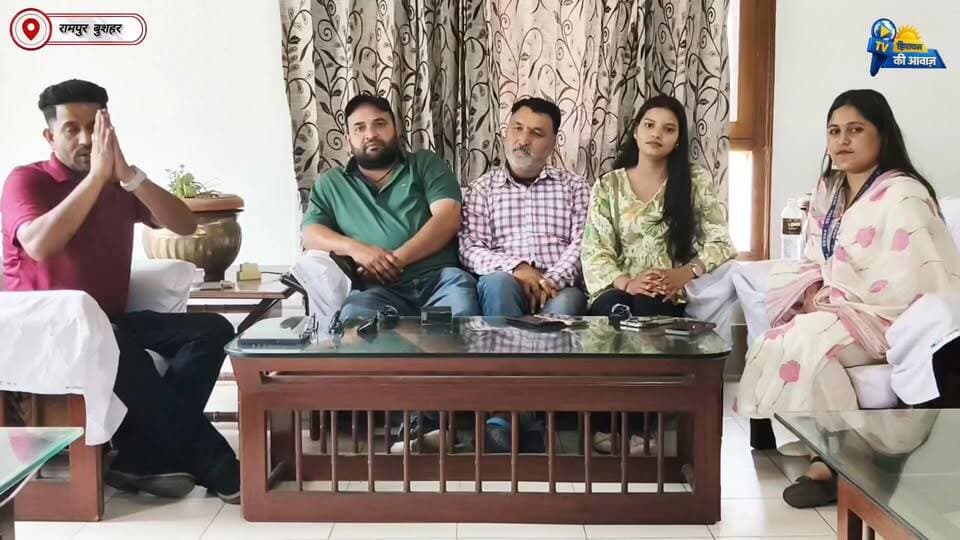 आज TEAM GROUND ZERO ने रामपुर उपमंडल की बोंडा पंचायत से प्रधान पद के उम्मीदवार कर्म चंद शर्मा से चुनाव परिणामों के बाद विशेष बातचीत की।
चुनाव में हार-जीत लोकतंत्र का हिस्सा है, लेकिन परिणाम आने के बाद भी मीडिया और जनता के सामने आकर अपने विचार रखना एक अलग साहस और सकारात्मक सोच को दर्शाता है। इस विशेष बातचीत में कर्म चंद शर्मा ने चुनावी अनुभव, जनता से मिले सहयोग, पंचायत की प्रमुख समस्याओं और क्षेत्र के विकास को लेकर अपने विचार साझा किए। उन्होंने कहा कि चुनाव भले ही उनके पक्ष में न रहा हो, लेकिन पंचायत और क्षेत्र के विकास के लिए उनकी प्रतिबद्धता आगे भी जारी रहेगी। TEAM GROUND ZERO हर उस आवाज़ को मंच देने का प्रयास करता है जो जनहित और विकास से जुड़ी हो। बोंडा पंचायत | रामपुर उपमंडल विशेष इंटरव्यू – कर्म चंद शर्मा
#TeamGroundZero #KaramChandSharma #BondaPanchayat #RampurBushahr #PanchayatElection2026 #ElectionInterview #GroundReport #PublicVoice #Democracy #HimachalPradesh #LocalNews #VillageDevelopment #जनता_की_आवाज #कर्मचंद_शर्मा #बोंडा_पंचायत #रामपुर_बुशहर #पंचायती_चुनाव #लोकतंत्र #ग्राउंड_जीरो #हिमाचल_समाचार #गांव_का_विकास #विशेष_साक्षात्कार