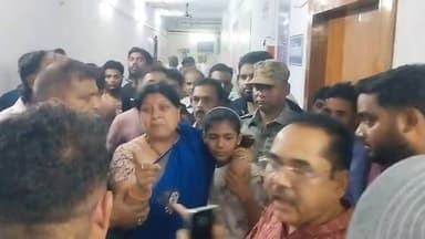 कोडरमा में जमीनी विवाद ने ली एक और जान..!
विधायक मीरा यादव के निजी वाहन चालक की हत्या..
कोडरमा के चितरपुर गांव में जमीनी विवाद खूनी संघर्ष में बदल गया। कोडरमा विधायक डॉ. नीरा यादव के निजी चालक राजकुमार यादव की बेरहमी से हत्या कर दी गई, जबकि परिवार के तीन अन्य सदस्य गंभीर रूप से घायल हैं। घटना के बाद इलाके में तनाव है और आक्रोशित ग्रामीणों ने NH-33 जाम कर न्याय की मांग की। विधायक ने पुलिस की कार्यशैली पर सवाल उठाते हुए दोषियों की जल्द गिरफ्तारी की मांग की है।
#Koderma #Jharkhand #BreakingNews #RajkumarYadav #LandDispute #CrimeNews #JusticeForRajkumar #KodermaNews #JharkhandNews #HBLive #HindiNews #LatestNews #GroundReport #PoliceAction #ViralNews #NewsUpdate #TrendingNow #IndiaNews #JusticeDemanded #NH33Jam