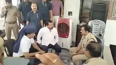 #बिजनौर
नगीना सांसद चंद्रशेखर घर में नजरबंद
चंद्रशेखर के घर पहुंची पुलिस, सत्ता परिवर्तन यात्रा से पहले सांसद नजरबंद
सांसद के घर कई थानों की फोर्स मौजूद
#bijnorpolice #Uppolice #ChandrashekharAzad #BhimArmyChief #bijnor #आजादसमाजपार्टी #AzadSamajParty