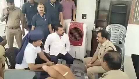 #बिजनौर
नगीना सांसद चंद्रशेखर घर में नजरबंद
चंद्रशेखर के घर पहुंची पुलिस, सत्ता परिवर्तन यात्रा से पहले सांसद नजरबंद
सांसद के घर कई थानों की फोर्स मौजूद
#bijnorpolice #Uppolice #ChandrashekharAzad #BhimArmyChief #bijnor #आजादसमाजपार्टी #AzadSamajParty