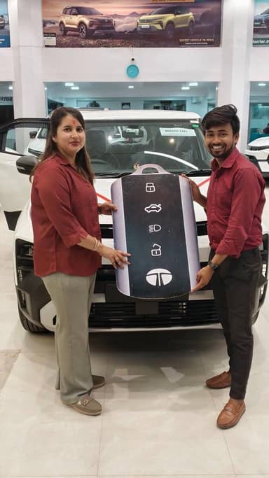 पहली नजर में दिल आ गया! ❤️🚗
#newcar #NewCarDeals #NewCarFeeling #friendship #NewCarDay #ReporterKundan #HamariSochNews #indianexpressnews