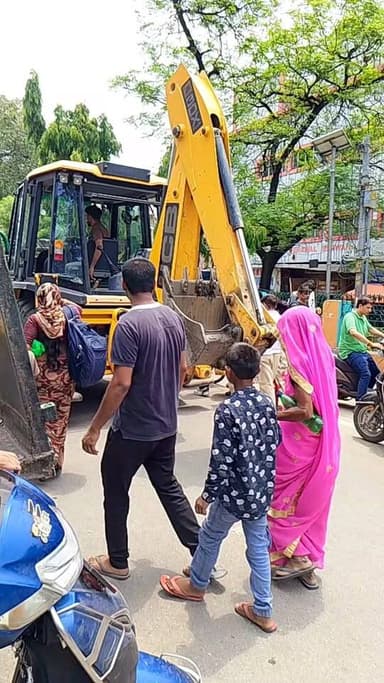 #haridwar : हरिद्वार में अतिक्रमण पर चल रहा पीला पंजा, ललतारौ पुल से भीमगोड़ा तक चलाया जा रहा अतिक्रमण के खिलाफ महा अभियान, सिटी मजिस्ट्रेट एसडीएम सहित कई अधिकारियों ने संभाला मोर्चा : देखें वीडियो
Haridwar Stambh Vasudev