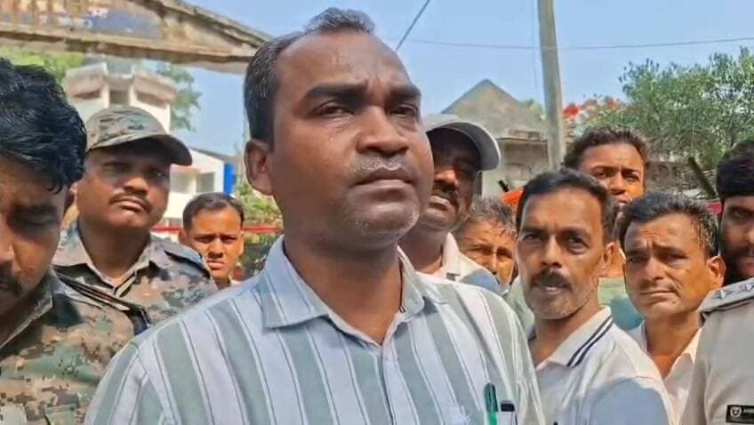 कोडरमा विधायक के चालक राजकुमार यादव मौत मामले को लेकर आक्रोशित परिजनों ने दो घंटे किया सड़क जाम, आश्वासन पर हटा, मामले में चार आरोपी गिरफ्तार, लापरवाही बरतने को लेकर थाना प्रभारी विकास पासवान होंगे बर्खास्त
#BigBreakingNews #kodermapolice #KodermaNews #spkoderma #JharkhandNews #JharkhandPolice #HemantSoren #NeeraYadav #CrimeNews #murder #DSP #SDO #SDM #koderma #protest #viralvideochallenge