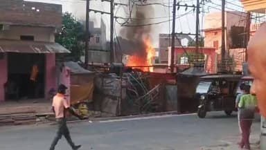 शादी की सालगिरह की बन रही थी सब्जी लग गई आग विंध्याचल थाना क्षेत्र का मामला