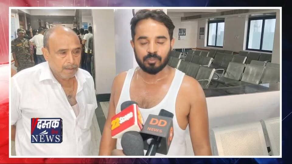 Muzaffarpur Hospital में भीषण आग! ICU में जिंदा जले मरीज, स्टाफ फरार, 4 की मौत | Bihar Hospital Fire
इंसानियत को शर्मसार कर देने वाली घटना! ये हादसा नहीं, सीधा-सीधा मर्डर है! 😡👇
बिहार के मुजफ्फरपुर से एक ऐसी खौफनाक और दिल दहला देने वाली खबर सामने आई है, जिसे सुनकर किसी की भी रूह कांप जाए। यहाँ के एक प्रमुख अस्पताल में अचानक भीषण आग लग गई। हादसे में दम घुटने और झुलसने के कारण 4 बेबस मरीजों की मौके पर ही तड़प-तड़प कर मौत हो गई।
लेकिन सबसे ज्यादा गुस्सा दिलाने वाली बात जानते हैं क्या है?
जब अस्पताल के वॉर्ड में आग फैली और चारों तरफ चीख-पुकार मची, तो जिन डॉक्टरों और स्टाफ पर मरीजों की जान बचाने की जिम्मेदारी थी, वे इंसानियत को ताक पर रखकर, मरीजों को बेड पर जलता हुआ और तड़पता हुआ छोड़कर खुद अपनी जान बचाकर रफूचक्कर हो गए!
अगर अस्पताल का स्टाफ भागा न होता और मरीजों को बाहर निकालने में मदद करता, तो शायद आज ये 4 जानें बच सकती थीं। परिजनों का रो-रोकर बुरा हाल है और पूरे इलाके में भारी आक्रोश है।
क्या ऐसे संवेदनहीन और लापरवाह अस्पताल प्रशासन और फरार कर्मचारियों पर हत्या का मुकदमा दर्ज नहीं होना चाहिए? इस वीडियो में देखिए ग्राउंड ज़ीरो से हमारी ये पूरी रिपोर्ट और अस्पताल के बाहर का मंजर।
📢 आपकी क्या राय है? क्या ऐसे कर्मचारियों को तुरंत जेल नहीं भेजा जाना चाहिए? कमेंट बॉक्स में अपनी राय जरूर दें और इस वीडियो को ज्यादा से ज्यादा SHARE करें ताकि सोई हुई व्यवस्था तक यह आवाज पहुंचे!
#Muzaffarpur #MuzaffarpurHospitalFire #BiharNews #HospitalFire #BreakingNews #BiharPolice #DastakLiveNews #ShockingNews #BiharAgnikand