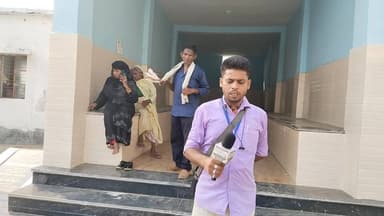 बड़ी खबर: एक 'मोबाइल' के चक्कर में उजड़ गई हंसती-खेलती दुनिया! अरवल में महिला ने खाया जहर, पसरा मातम!अरवल अरवल जिले के कुर्था थाना अंतर्गत धमोल गांव से एक दिल दहला देने वाली घटना सामने आई है। यहाँ नया मोबाइल खरीदने की जिद एक महिला की जिंदगी पर भारी पड़ गई। मृतका की पहचान धमोल गांव निवासी मेराज अंसारी की पत्नी चांदनी परवीन के रूप में हुई है।मिली जानकारी के मुताबिक, मोबाइल खरीदने की बात को लेकर हुए विवाद के बाद चांदनी परवीन ने जहर खाकर अपनी जीवन लीला समाप्त कर ली। महिला की मौत के बाद से परिजनों में चीख-पुकार मची है और पूरे गांव में सन्नाटा पसरा हुआ है। घटना की सूचना मिलते ही स्थानीय कुर्था थाना पुलिस मौके पर पहुंची और शव को अपने कब्जे में लेकर पोस्टमार्टम के लिए सदर अस्पताल अरवल भेज दिया है। Public ki Awaz #ArwalNews #BiharNews #Kurtha #CrimeNews #BreakingNews #SocialMediaVira
#publickiawaaznews #arwalnews Public Ki Awaz - Newsl