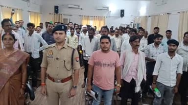 📱 फतेहपुर पुलिस का बड़ा अभियान: 137 खोए मोबाइल बरामद, मालिकों के चेहरों पर लौटी मुस्कान
🚔 CEIR पोर्टल और सीसीटीएनएस टीम की मेहनत लाई रंग, 21 लाख रुपये के मोबाइल किए गए सुपुर्द
🎯 पुलिस अधीक्षक अभिमन्यु मांगलिक के निर्देशन में चला अभियान बना मिसाल
📰 रिपोर्ट अजय श्रीवास्तव
उत्तर प्रदेश के फतेहपुर जिले में खोए और गुम हुए मोबाइल फोन वापस दिलाने के लिए चलाए गए विशेष अभियान ने सैकड़ों परिवारों के चेहरों पर मुस्कान लौटा दी है। पुलिस अधीक्षक अभिमन्यु मांगलिक के निर्देशन में संचालित इस अभियान के तहत पुलिस ने 137 मोबाइल फोन बरामद कर उनके वास्तविक स्वामियों को सौंपे। तकनीक और पुलिसिंग के समन्वय का यह उदाहरण जिले में चर्चा का विषय बना हुआ है।
🟥 CEIR पोर्टल की मदद से फतेहपुर पुलिस को मिली बड़ी सफलता
फतेहपुर। जनपद फतेहपुर में गुम और खोए हुए मोबाइल फोनों की बरामदगी के लिए चलाए जा रहे विशेष अभियान के तहत फतेहपुर पुलिस ने उल्लेखनीय सफलता हासिल की है। पुलिस अधीक्षक अभिमन्यु मांगलिक के निर्देशन में संचालित इस अभियान के दौरान 137 मल्टीमीडिया मोबाइल फोन बरामद किए गए, जिनकी अनुमानित कीमत लगभग 21 लाख रुपये बताई जा रही है।
पुलिस द्वारा प्राप्त प्रार्थना पत्रों पर त्वरित कार्रवाई करते हुए CEIR (Central Equipment Identity Register) पोर्टल के माध्यम से मोबाइल फोनों को ट्रैक किया गया। जनपदीय सीसीटीएनएस टीम और विभिन्न थानों की सीसीटीएनएस इकाइयों ने लगातार मॉनिटरिंग और समन्वित प्रयासों से मोबाइलों को बरामद करने में सफलता प्राप्त की।
🟥 पुलिस लाइन में आयोजित कार्यक्रम में लौटाए गए मोबाइल
दिनांक 04 जून 2026 को रिजर्व पुलिस लाइन फतेहपुर के सम्मेलन कक्ष में आयोजित कार्यक्रम के दौरान पुलिस अधीक्षक अभिमन्यु मांगलिक ने बरामद मोबाइल फोनों को उनके वास्तविक स्वामियों को सौंपा।
अपने खोए हुए मोबाइल वापस पाकर लाभार्थियों के चेहरे खुशी से खिल उठे। कई लोगों ने फतेहपुर पुलिस के इस प्रयास की सराहना करते हुए धन्यवाद व्यक्त किया और कहा कि उन्हें उम्मीद नहीं थी कि उनका मोबाइल वापस मिल पाएगा।
🟥 इन थानों की टीमों ने निभाई अहम भूमिका
मोबाइल बरामदगी अभियान में जनपदीय सीसीटीएनएस टीम के साथ-साथ विभिन्न थानों की सीसीटीएनएस टीमों ने महत्वपूर्ण भूमिका निभाई।
बरामद मोबाइलों की संख्या के अनुसार प्रमुख थानों का प्रदर्शन:
🔹 बिंदकी – 20 मोबाइल
🔹 कोतवाली – 15 मोबाइल
🔹 मलवां – 10 मोबाइल
🔹 राधानगर – 10 मोबाइल
🔹 किशनपुर – 09 मोबाइल
🔹 खागा – 09 मोबाइल
🔹 थरियांव – 09 मोबाइल
🔹 जाफरगंज – 07 मोबाइल
🔹 गाजीपुर – 07 मोबाइल
🔹 सुल्तानपुर घोष – 07 मोबाइल
अन्य थानों ने भी इस अभियान में सक्रिय भूमिका निभाई।
🔥 वायरल फैक्ट
फतेहपुर पुलिस द्वारा एक साथ 137 मोबाइल फोन बरामद कर वास्तविक मालिकों को लौटाने की खबर सोशल मीडिया पर तेजी से वायरल हो रही है। लोग इसे तकनीकी पुलिसिंग और जनसेवा का बेहतरीन उदाहरण बता रहे हैं। कई लोगों ने इसे डिजिटल युग में पुलिस की प्रभावी कार्यशैली का प्रमाण बताया है।
मोबाइल फोन आज केवल संचार का माध्यम नहीं बल्कि व्यक्ति की निजी और व्यावसायिक जिंदगी का महत्वपूर्ण हिस्सा बन चुका है। ऐसे में खोए हुए मोबाइलों की बरामदगी और उन्हें उनके मालिकों तक पहुंचाना पुलिस और जनता के बीच विश्वास को मजबूत करता है। फतेहपुर पुलिस का यह अभियान तकनीक आधारित पुलिसिंग की सफलता और जनसेवा के प्रति प्रतिबद्धता का उदाहरण माना जा रहा है।
👇👇👇
#NDNews
#FatehpurPolice
#AbhimanyuMangalik
#CEIR
#CCTNS
#MobileRecovery
#UPPolice
#DigitalPolicing
#PublicService
#FatehpurNews
#PoliceSuccess
#MobileReturned
#NDNewsChannel
#UPNews
👇👇
@dgpup
@RSSorg
@UPGovt
@wpl1090
@RSSgeet
@Uppolice
@MIB_India
@PMOIndia
@HMOIndia
@abmanglik
@VHPDigital
@igrangealld
@myogioffice
@InfoDeptUP
@dmfatehpur
@sdmsadarftp
@CMOfficeUP
@CMOUP_RC
@ChiefSecyUP
@ChiefSecyUP
@MahantYogiG
@FatehpurSdm
@fatehpurpolice
@BajrangDalOrg
@112UttarPradesh
@myogiadityanath
@CommissionerPrg
@ADGZonPrayagraj
👇👇
🟥 ND NEWS | दैनिक निष्पक्ष धारा
मुख्य संपादक / संस्थापक: राजन सिंह हाड़ा
सह-संपादक: शालिनी सिंह भदौरिया
✒️ रिपोर्ट : सहयोगी शिवा गुप्ता के साथ जिला ब्यूरो अजय श्रीवास्तव
📍 कार्यालय-3: U158, हीरा स्वीट्स के पास, विकास मार्ग, लक्ष्मी नगर, पूर्वी दिल्ली, पिन कोड – 110092 (NCR)
📍 कार्यालय-2: विधानसभा रोड, बर्लिंगटन चौराहा, लखनऊ – 226001 (UP)
📍 कार्यालय-1: 1/1 अटल बिहारी चौराहा, नियर बर्मा चौराहा, फतेहपुर – 212601 (UP)
📅 दिनांक: 04 जून 2026
📆 दिन: गुरुवार
📧 Email: ndnewschannel@gmail.com
📞 मोबाइल: 9696119696