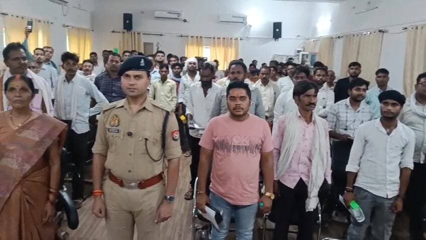 📱 फतेहपुर पुलिस का बड़ा अभियान: 137 खोए मोबाइल बरामद, मालिकों के चेहरों पर लौटी मुस्कान
🚔 CEIR पोर्टल और सीसीटीएनएस टीम की मेहनत लाई रंग, 21 लाख रुपये के मोबाइल किए गए सुपुर्द
🎯 पुलिस अधीक्षक अभिमन्यु मांगलिक के निर्देशन में चला अभियान बना मिसाल
📰 रिपोर्ट अजय श्रीवास्तव
उत्तर प्रदेश के फतेहपुर जिले में खोए और गुम हुए मोबाइल फोन वापस दिलाने के लिए चलाए गए विशेष अभियान ने सैकड़ों परिवारों के चेहरों पर मुस्कान लौटा दी है। पुलिस अधीक्षक अभिमन्यु मांगलिक के निर्देशन में संचालित इस अभियान के तहत पुलिस ने 137 मोबाइल फोन बरामद कर उनके वास्तविक स्वामियों को सौंपे। तकनीक और पुलिसिंग के समन्वय का यह उदाहरण जिले में चर्चा का विषय बना हुआ है।
🟥 CEIR पोर्टल की मदद से फतेहपुर पुलिस को मिली बड़ी सफलता
फतेहपुर। जनपद फतेहपुर में गुम और खोए हुए मोबाइल फोनों की बरामदगी के लिए चलाए जा रहे विशेष अभियान के तहत फतेहपुर पुलिस ने उल्लेखनीय सफलता हासिल की है। पुलिस अधीक्षक अभिमन्यु मांगलिक के निर्देशन में संचालित इस अभियान के दौरान 137 मल्टीमीडिया मोबाइल फोन बरामद किए गए, जिनकी अनुमानित कीमत लगभग 21 लाख रुपये बताई जा रही है।
पुलिस द्वारा प्राप्त प्रार्थना पत्रों पर त्वरित कार्रवाई करते हुए CEIR (Central Equipment Identity Register) पोर्टल के माध्यम से मोबाइल फोनों को ट्रैक किया गया। जनपदीय सीसीटीएनएस टीम और विभिन्न थानों की सीसीटीएनएस इकाइयों ने लगातार मॉनिटरिंग और समन्वित प्रयासों से मोबाइलों को बरामद करने में सफलता प्राप्त की।
🟥 पुलिस लाइन में आयोजित कार्यक्रम में लौटाए गए मोबाइल
दिनांक 04 जून 2026 को रिजर्व पुलिस लाइन फतेहपुर के सम्मेलन कक्ष में आयोजित कार्यक्रम के दौरान पुलिस अधीक्षक अभिमन्यु मांगलिक ने बरामद मोबाइल फोनों को उनके वास्तविक स्वामियों को सौंपा।
अपने खोए हुए मोबाइल वापस पाकर लाभार्थियों के चेहरे खुशी से खिल उठे। कई लोगों ने फतेहपुर पुलिस के इस प्रयास की सराहना करते हुए धन्यवाद व्यक्त किया और कहा कि उन्हें उम्मीद नहीं थी कि उनका मोबाइल वापस मिल पाएगा।
🟥 इन थानों की टीमों ने निभाई अहम भूमिका
मोबाइल बरामदगी अभियान में जनपदीय सीसीटीएनएस टीम के साथ-साथ विभिन्न थानों की सीसीटीएनएस टीमों ने महत्वपूर्ण भूमिका निभाई।
बरामद मोबाइलों की संख्या के अनुसार प्रमुख थानों का प्रदर्शन:
🔹 बिंदकी – 20 मोबाइल
🔹 कोतवाली – 15 मोबाइल
🔹 मलवां – 10 मोबाइल
🔹 राधानगर – 10 मोबाइल
🔹 किशनपुर – 09 मोबाइल
🔹 खागा – 09 मोबाइल
🔹 थरियांव – 09 मोबाइल
🔹 जाफरगंज – 07 मोबाइल
🔹 गाजीपुर – 07 मोबाइल
🔹 सुल्तानपुर घोष – 07 मोबाइल
अन्य थानों ने भी इस अभियान में सक्रिय भूमिका निभाई।
🔥 वायरल फैक्ट
फतेहपुर पुलिस द्वारा एक साथ 137 मोबाइल फोन बरामद कर वास्तविक मालिकों को लौटाने की खबर सोशल मीडिया पर तेजी से वायरल हो रही है। लोग इसे तकनीकी पुलिसिंग और जनसेवा का बेहतरीन उदाहरण बता रहे हैं। कई लोगों ने इसे डिजिटल युग में पुलिस की प्रभावी कार्यशैली का प्रमाण बताया है।
मोबाइल फोन आज केवल संचार का माध्यम नहीं बल्कि व्यक्ति की निजी और व्यावसायिक जिंदगी का महत्वपूर्ण हिस्सा बन चुका है। ऐसे में खोए हुए मोबाइलों की बरामदगी और उन्हें उनके मालिकों तक पहुंचाना पुलिस और जनता के बीच विश्वास को मजबूत करता है। फतेहपुर पुलिस का यह अभियान तकनीक आधारित पुलिसिंग की सफलता और जनसेवा के प्रति प्रतिबद्धता का उदाहरण माना जा रहा है।
👇👇👇
#NDNews
#FatehpurPolice
#AbhimanyuMangalik
#CEIR
#CCTNS
#MobileRecovery
#UPPolice
#DigitalPolicing
#PublicService
#FatehpurNews
#PoliceSuccess
#MobileReturned
#NDNewsChannel
#UPNews
👇👇
@dgpup
@RSSorg
@UPGovt
@wpl1090
@RSSgeet
@Uppolice
@MIB_India
@PMOIndia
@HMOIndia
@abmanglik
@VHPDigital
@igrangealld
@myogioffice
@InfoDeptUP
@dmfatehpur
@sdmsadarftp
@CMOfficeUP
@CMOUP_RC
@ChiefSecyUP
@ChiefSecyUP
@MahantYogiG
@FatehpurSdm
@fatehpurpolice
@BajrangDalOrg
@112UttarPradesh
@myogiadityanath
@CommissionerPrg
@ADGZonPrayagraj
👇👇
🟥 ND NEWS | दैनिक निष्पक्ष धारा
मुख्य संपादक / संस्थापक: राजन सिंह हाड़ा
सह-संपादक: शालिनी सिंह भदौरिया
✒️ रिपोर्ट : सहयोगी शिवा गुप्ता के साथ जिला ब्यूरो अजय श्रीवास्तव
📍 कार्यालय-3: U158, हीरा स्वीट्स के पास, विकास मार्ग, लक्ष्मी नगर, पूर्वी दिल्ली, पिन कोड – 110092 (NCR)
📍 कार्यालय-2: विधानसभा रोड, बर्लिंगटन चौराहा, लखनऊ – 226001 (UP)
📍 कार्यालय-1: 1/1 अटल बिहारी चौराहा, नियर बर्मा चौराहा, फतेहपुर – 212601 (UP)
📅 दिनांक: 04 जून 2026
📆 दिन: गुरुवार
📧 Email: ndnewschannel@gmail.com
📞 मोबाइल: 9696119696