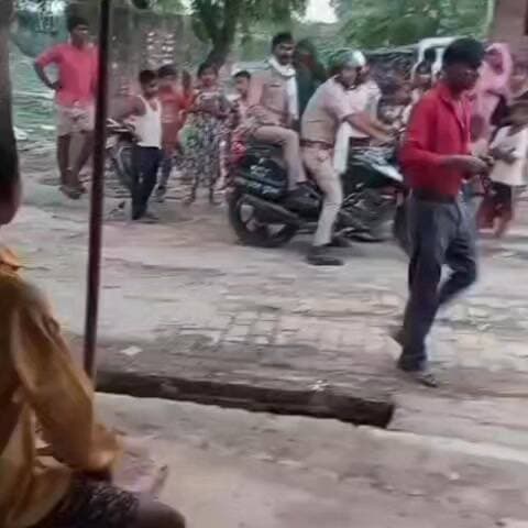 🚨 हैंडपंप कब्जा जांच के दौरान विवाद, पुलिसकर्मियों पर पक्षपात के आरोप
📹 वायरल वीडियो ने खड़े किए सवाल, सोशल मीडिया पर तेज़ हुई चर्चा
⚖️ निष्पक्ष जांच की मांग, ग्रामीणों ने प्रशासन से कार्रवाई की उठाई मांग
📰 रिपोर्ट अजय श्रीवास्तव
फतेहपुर जिले के राधानगर थाना क्षेत्र के मदारियापुर गांव में हैंडपंप कब्जे से जुड़े एक विवाद ने नया मोड़ ले लिया है। सोशल मीडिया पर वायरल हो रहे एक वीडियो में यूपी-112 पुलिसकर्मियों पर जांच के दौरान पक्षपातपूर्ण रवैया अपनाने और शिकायतकर्ता पक्ष के साथ कथित दुर्व्यवहार कराने के आरोप लगाए जा रहे हैं। हालांकि वायरल वीडियो की स्वतंत्र पुष्टि नहीं हो सकी है, लेकिन मामला क्षेत्र में चर्चा का विषय बना हुआ है।
🟥 हैंडपंप विवाद की जांच के दौरान बढ़ा विवाद
फतेहपुर। राधानगर थाना क्षेत्र के मदारियापुर गांव में हैंडपंप स्वामित्व और कब्जे को लेकर चल रहे विवाद की जांच के दौरान नया विवाद सामने आया है। ग्रामीणों के अनुसार मौके पर पहुंची यूपी-112 पुलिस टीम से निष्पक्ष कार्रवाई की उम्मीद थी, लेकिन सोशल मीडिया पर वायरल वीडियो में पुलिसकर्मियों की भूमिका को लेकर सवाल उठाए जा रहे हैं।
आरोप है कि पुलिस टीम हैंडपंप विवाद की जांच करने के बजाय दूसरे पक्ष के साथ खड़ी दिखाई दी। शिकायतकर्ता पक्ष का कहना है कि मौके पर विवाद के दौरान बकरी की सींग तोड़े जाने का मामला भी सामने आया और इसके बाद स्थिति और अधिक तनावपूर्ण हो गई।
🟥 महिलाओं के साथ कथित अभद्रता के आरोप
स्थानीय लोगों द्वारा साझा किए जा रहे वीडियो और दावों के अनुसार शिकायतकर्ता पक्ष के घर महिलाओं के साथ कथित रूप से गाली-गलौज की घटना भी हुई। आरोप लगाया जा रहा है कि पुलिस की मौजूदगी में दूसरे पक्ष के लोगों द्वारा आपत्तिजनक व्यवहार किया गया।
हालांकि इन आरोपों की आधिकारिक पुष्टि नहीं हुई है और संबंधित विभाग की ओर से इस संबंध में कोई औपचारिक बयान सामने नहीं आया है।
🟥 सोशल मीडिया पर वायरल हुआ वीडियो
मामले से जुड़ा वीडियो सोशल मीडिया प्लेटफॉर्म पर तेजी से वायरल हो रहा है। वीडियो सामने आने के बाद ग्रामीणों और स्थानीय लोगों के बीच चर्चा तेज हो गई है। कई लोगों ने पूरे मामले की निष्पक्ष जांच कराने की मांग की है ताकि वास्तविक तथ्य सामने आ सकें।
ND NEWS स्पष्ट करता है कि वायरल वीडियो में किए जा रहे दावों और आरोपों की स्वतंत्र पुष्टि नहीं की गई है। मामले की सत्यता संबंधित जांच और प्रशासनिक कार्रवाई के बाद ही स्पष्ट हो सकेगी।
🔥 वायरल फैक्ट
हैंडपंप कब्जा विवाद से जुड़ा वीडियो क्षेत्रीय सोशल मीडिया समूहों और विभिन्न प्लेटफॉर्मों पर तेजी से साझा किया जा रहा है। वीडियो में लगाए गए आरोपों को लेकर लोगों के बीच बहस जारी है और निष्पक्ष जांच की मांग जोर पकड़ रही है।
लोकतांत्रिक व्यवस्था में पुलिस और प्रशासन की निष्पक्षता जनता के विश्वास की आधारशिला मानी जाती है। ऐसे मामलों में वायरल वीडियो और आरोपों के आधार पर निष्कर्ष निकालने के बजाय तथ्यों पर आधारित जांच आवश्यक होती है। अब यह देखना महत्वपूर्ण होगा कि संबंधित अधिकारी मामले की जांच कर क्या निष्कर्ष सामने लाते हैं और जनता के बीच उठ रहे सवालों का जवाब किस प्रकार दिया जाता है।
📢 ND NEWS की अपील
✅ किसी भी विवाद की स्थिति में कानून अपने हाथ में न लें।
✅ सोशल मीडिया पर वायरल सामग्री साझा करने से पहले उसकी सत्यता की पुष्टि करें।
👇👇👇
#NDNews
#दैनिक_निष्पक्ष_धारा
#Fatehpur
#Radhanagar
#Madariyapur
#UP112
#PoliceInvestigation
#ViralVideo
#HandpumpDispute
#JusticeForAll
#FatehpurNews
#UPPolice
#NDNewsChannel
#PublicInterest
👇👇👇
@dgpup
@RSSorg
@UPGovt
@wpl1090
@RSSgeet
@Uppolice
@MIB_India
@PMOIndia
@HMOIndia
@abmanglik
@VHPDigital
@igrangealld
@myogioffice
@InfoDeptUP
@dmfatehpur
@sdmsadarftp
@CMOfficeUP
@CMOUP_RC
@UPPRD1948
@ChiefSecyUP
@ChiefSecyUP
@MahantYogiG
@FatehpurSdm
@fatehpurpolice
@BajrangDalOrg
@112UttarPradesh
@myogiadityanath
@CommissionerPrg
@ADGZonPrayagraj
👇👇
🟥 ND NEWS | दैनिक निष्पक्ष धारा
मुख्य संपादक / संस्थापक: राजन सिंह हाड़ा
सह-संपादक: शालिनी सिंह भदौरिया
✒️ रिपोर्ट : सहयोगी शिवा गुप्ता के साथ जिला ब्यूरो अजय श्रीवास्तव
📍 कार्यालय-3: U158, हीरा स्वीट्स के पास, विकास मार्ग, लक्ष्मी नगर, पूर्वी दिल्ली, पिन कोड – 110092 (NCR)
📍 कार्यालय-2: विधानसभा रोड, बर्लिंगटन चौराहा, लखनऊ – 226001 (UP)
📍 कार्यालय-1: 1/1 अटल बिहारी चौराहा, नियर बर्मा चौराहा, फतेहपुर – 212601 (UP)
📅 दिनांक: 04 जून 2026
📆 दिन: गुरुवार
📧 Email: ndnewschannel@gmail.com
📞 मोबाइल: 9696119696