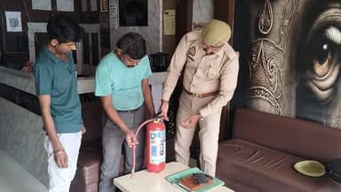 दिल्ली अग्निकांड के बाद मिर्जापुर में फायर विभाग अलर्ट, होटलों, अस्पतालों व प्रतिष्ठानों का हुआ सघन निरीक्षण
मिर्जापुर। दिल्ली में हुए भीषण अग्निकांड के बाद अग्नि सुरक्षा को लेकर उत्तर प्रदेश अग्निशमन एवं आपात सेवा विभाग पूरी तरह सतर्क हो गया है। महानिदेशक, उत्तर प्रदेश अग्निशमन एवं आपात सेवा के निर्देश पर जनपद मिर्जापुर में अग्नि सुरक्षा व्यवस्थाओं की व्यापक जांच एवं सघन चेकिंग अभियान चलाया गया।
मुख्य अग्निशमन अधिकारी के निर्देशन में तीन विशेष टीमों का गठन कर होटल, गेस्ट हाउस, पब्लिक क्लब, मण्डलीय चिकित्सालय तथा अन्य प्रमुख प्रतिष्ठानों का निरीक्षण किया गया। इस दौरान फायर ऑडिट के साथ अग्निशमन उपकरणों की क्रियाशीलता, आपातकालीन निकास मार्गों तथा सुरक्षा मानकों का गहन परीक्षण किया गया।
निरीक्षण के दौरान कर्मचारियों एवं प्रबंधन से जुड़े लोगों को अग्नि सुरक्षा के प्रति जागरूक किया गया। साथ ही प्राथमिक अग्निशमन उपकरणों के सुरक्षित एवं प्रभावी संचालन का व्यावहारिक प्रशिक्षण भी दिया गया, ताकि किसी भी आपात स्थिति में त्वरित कार्रवाई की जा सके।
