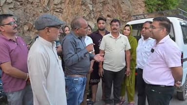🔱 **श्रद्धालुओं से सीधे संवाद, व्यवस्थाओं का लिया फीडबैक**
जिलाधिकारी विशाल मिश्रा ने रुद्रप्रयाग स्थित अलकनंदा-मंदाकिनी संगम के संगम व्यू प्वाइंट पर पहुंचकर विभिन्न राज्यों से आए तीर्थयात्रियों से संवाद किया। इस दौरान उन्होंने केदारनाथ यात्रा मार्ग पर उपलब्ध स्वास्थ्य, सुरक्षा, स्वच्छता एवं अन्य व्यवस्थाओं को लेकर यात्रियों से फीडबैक लिया।
श्रद्धालुओं ने जिला प्रशासन द्वारा की गई व्यवस्थाओं की सराहना करते हुए यात्रा को सुरक्षित, सुव्यवस्थित और सुविधाजनक बताया। यात्रियों ने कहा कि यात्रा मार्ग पर बेहतर प्रबंधन, त्वरित स्वास्थ्य सेवाएं और सुरक्षा इंतजामों से उन्हें काफी राहत मिल रही है।
जिलाधिकारी ने कहा कि श्रद्धालुओं की सुरक्षा और सुविधा प्रशासन की सर्वोच्च प्राथमिकता है तथा सभी विभाग समन्वय के साथ लगातार कार्य कर रहे हैं ताकि प्रत्येक यात्री को बेहतर अनुभव मिल सके।
🙏 बाबा केदार के आशीर्वाद से यात्रा निरंतर सफलता के नए आयाम स्थापित कर रही है।
#KedarnathYatra2026 #Rudraprayag #DMVishalMishra #KedarnathDham #HarHarMahadev #CharDhamYatra