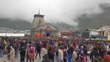 🔱 **बाबा केदार की यात्रा ने रचा नया कीर्तिमान!** 🙏
विश्व प्रसिद्ध **श्री केदारनाथ धाम यात्रा 2026** में अब तक **10.88 लाख से अधिक श्रद्धालु** बाबा केदारनाथ के दर्शन कर चुके हैं। यह उपलब्धि श्रद्धालुओं की अटूट आस्था और जिला प्रशासन की उत्कृष्ट व्यवस्थाओं का प्रमाण है।
✅ सुरक्षित यात्रा मार्ग
✅ बेहतर स्वास्थ्य सुविधाएं
✅ सुचारू यातायात प्रबंधन
✅ चौबीस घंटे सुरक्षा निगरानी
✅ स्वच्छता एवं पेयजल की बेहतर व्यवस्था
🚩 पुलिस, एसडीआरएफ, एनडीआरएफ, स्वास्थ्य विभाग एवं आपदा प्रबंधन की टीमें पूरी तत्परता से सेवाएं दे रही हैं, जबकि मौसम पर भी लगातार नजर रखी जा रही है।
**बाबा केदार के आशीर्वाद और प्रशासन की प्रतिबद्धता से यात्रा सफलता के नए आयाम स्थापित कर रही है।**
#KedarnathYatra2026 #KedarnathDham #BabaKedar #Rudraprayag #CharDhamYatra #DevbhoomiUttarakhand #Pilgrimage #DMRudraprayag #HarHarMahadev 🔱🙏
